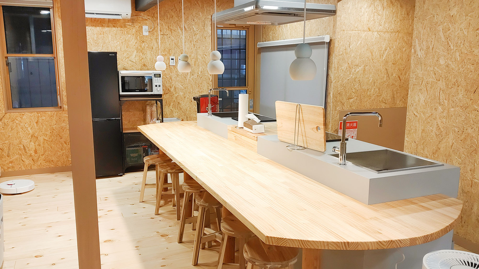 ・【キッチン】洗い場とIHコンロを2口ずつ設置。複数人でのご利用も可能です