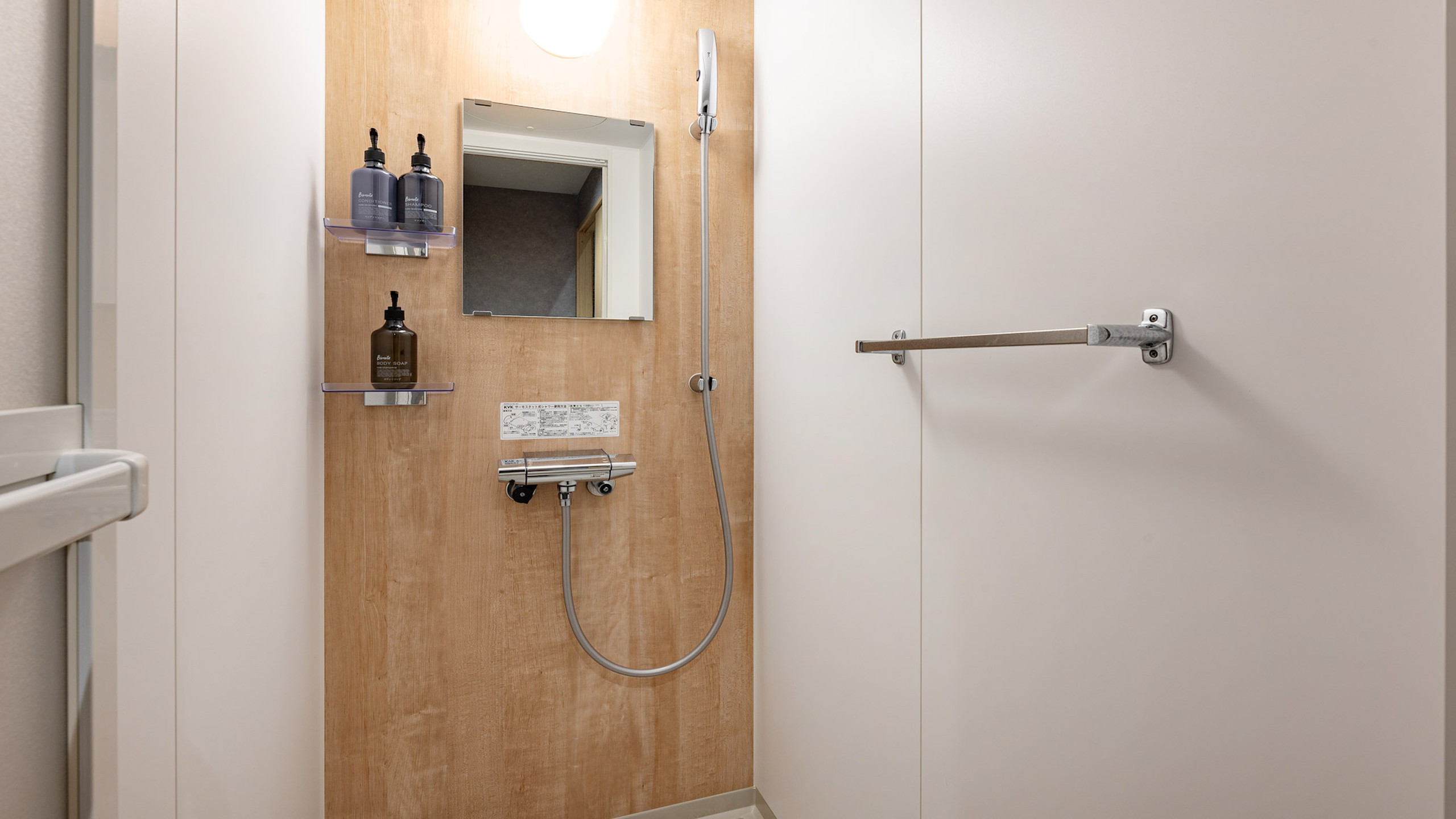 ファミリールーム（バンクベッド）シャワールーム