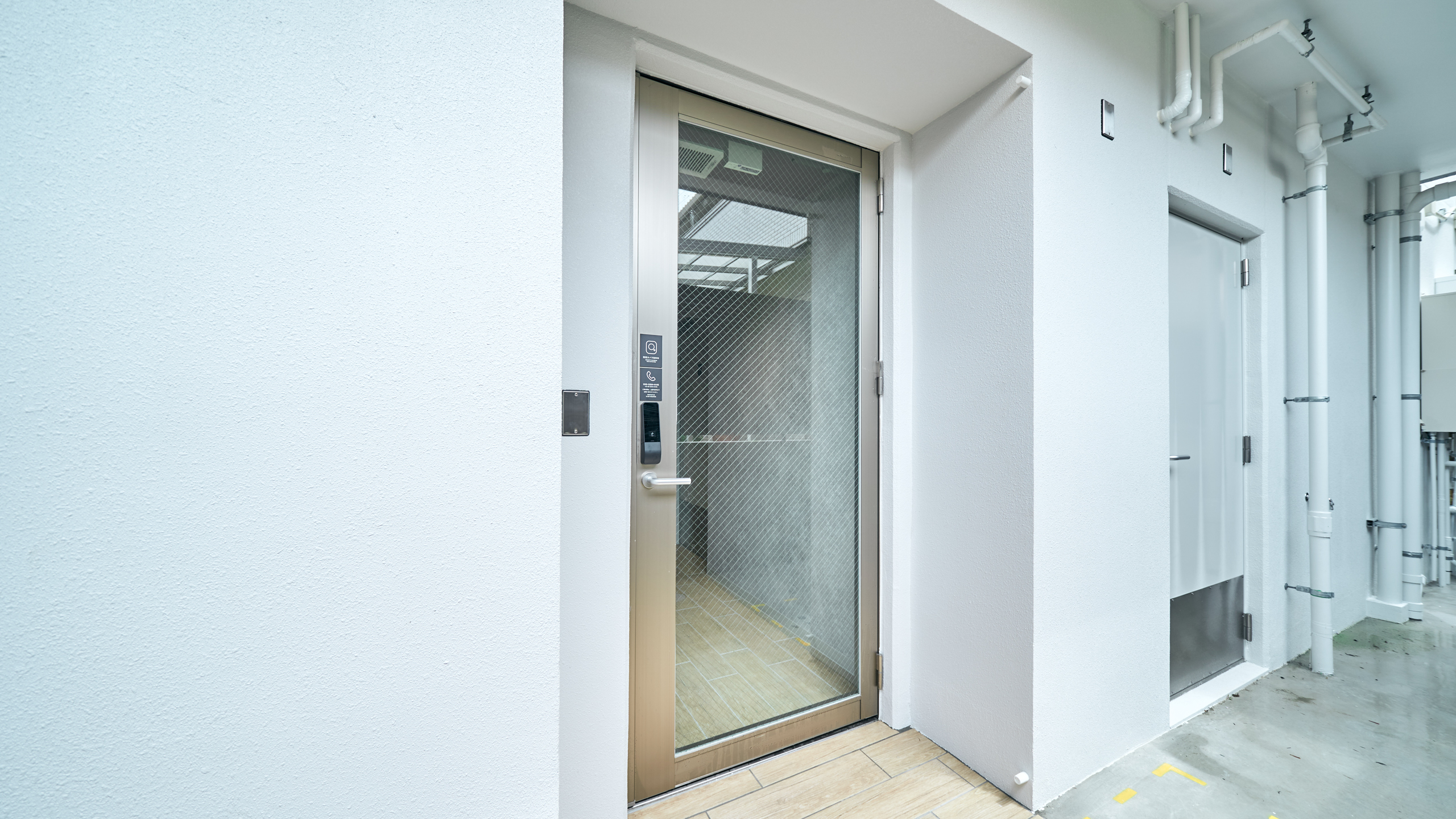 エントランス　ドア