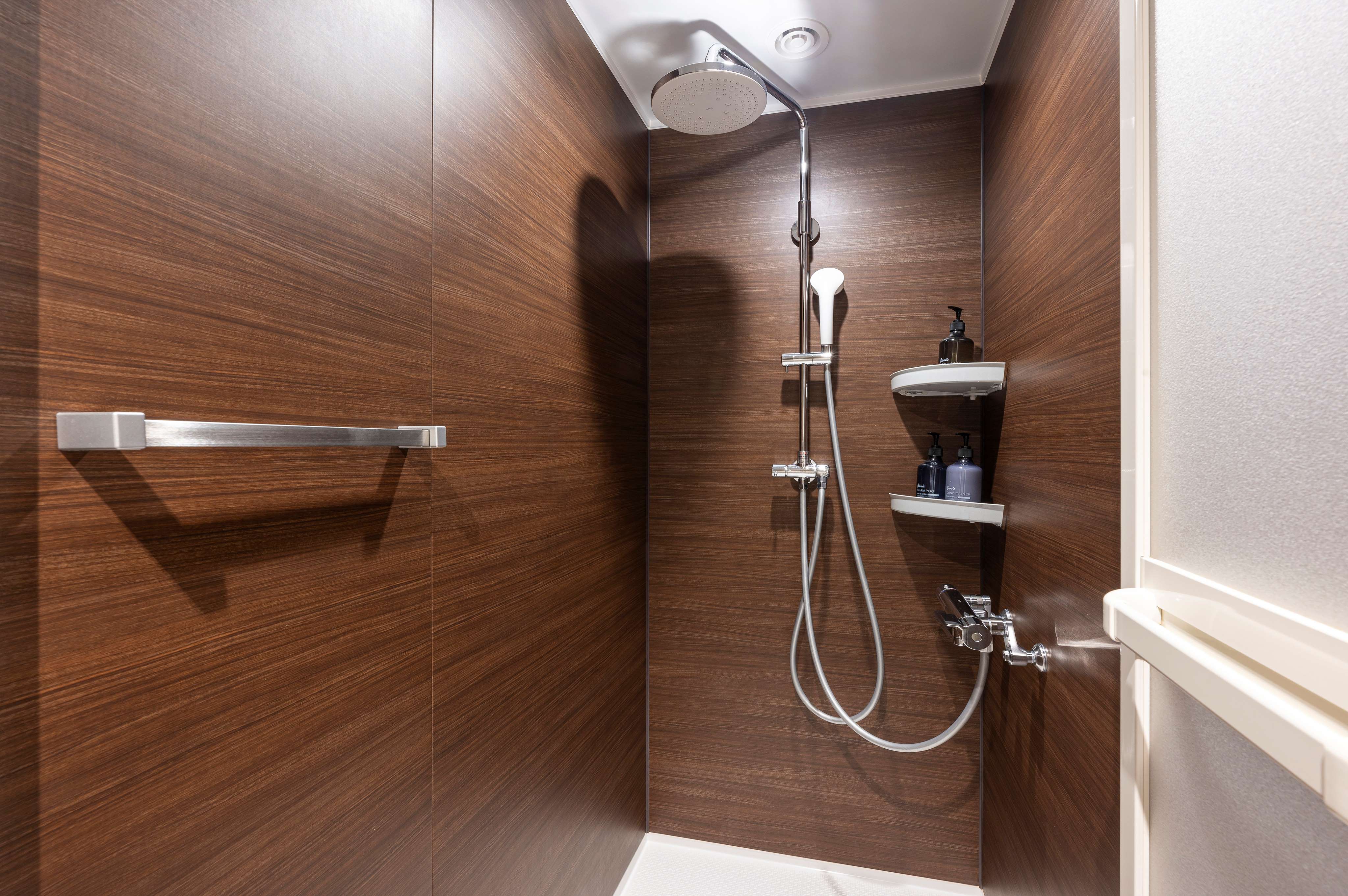 ファミリールーム（バンクベッド）シャワールーム