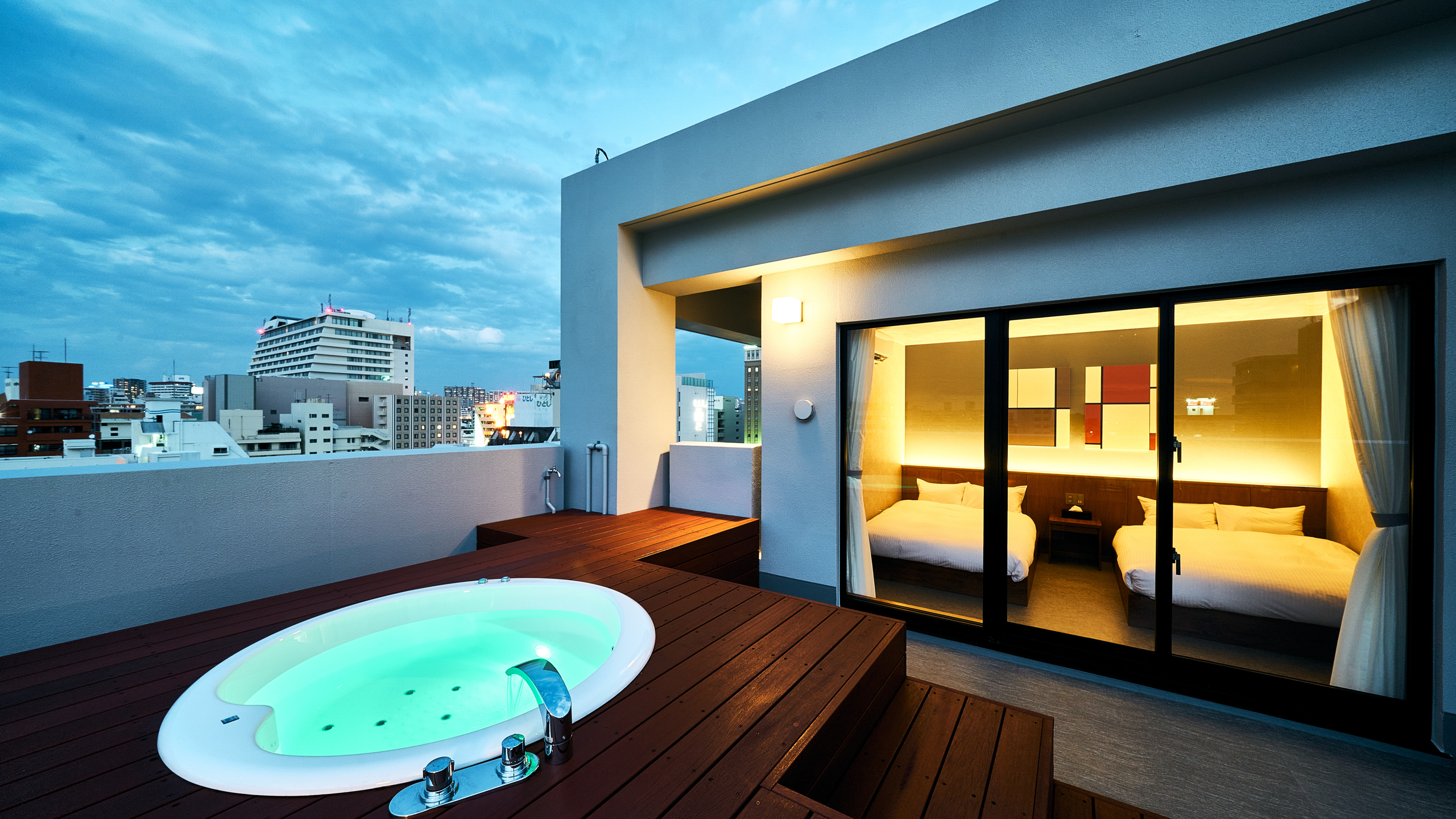 最上階スイートルームのテラスにはプライベートジャグジー・サウナを設置。