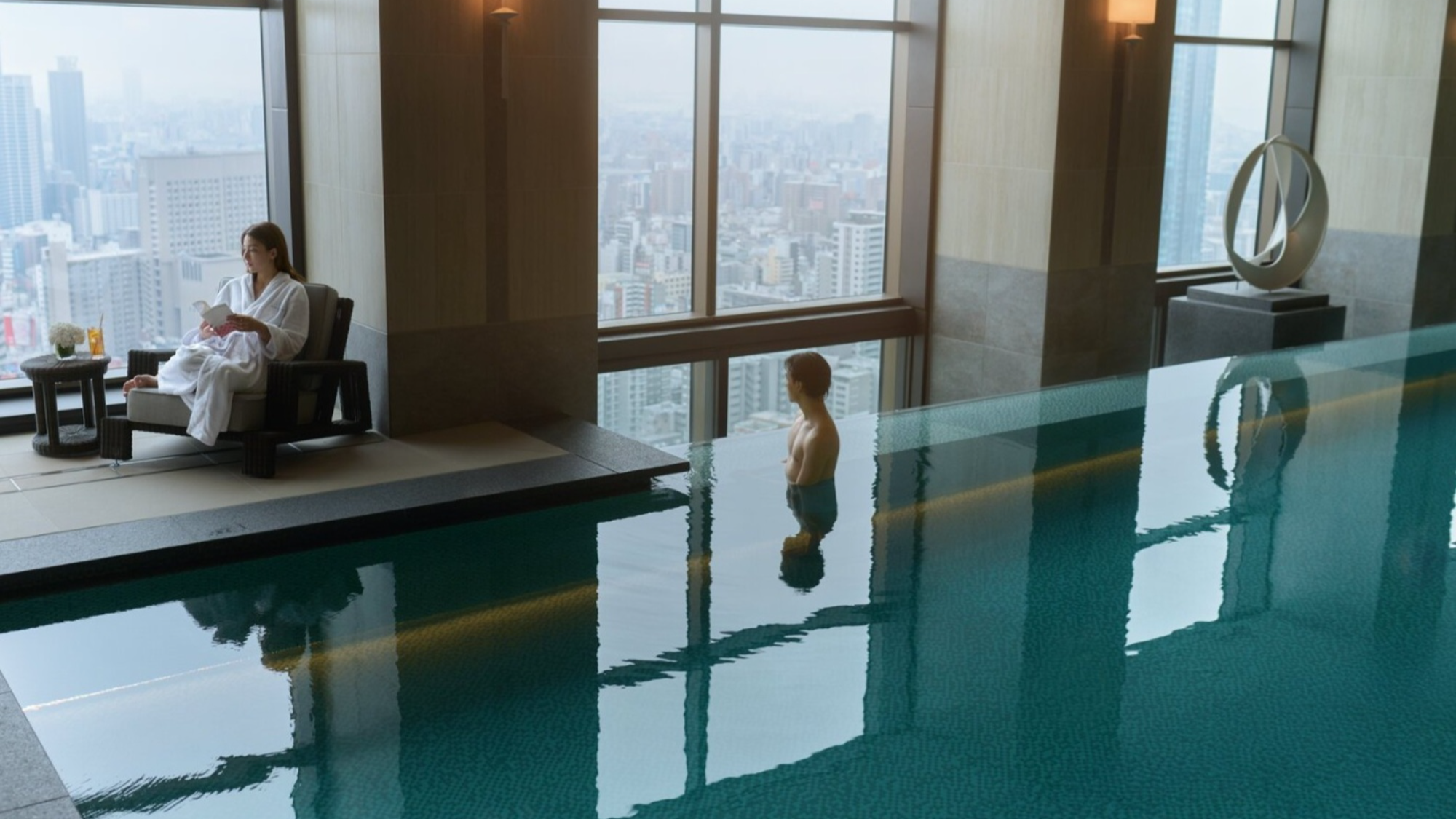 ホテル30階に位置する屋内プール