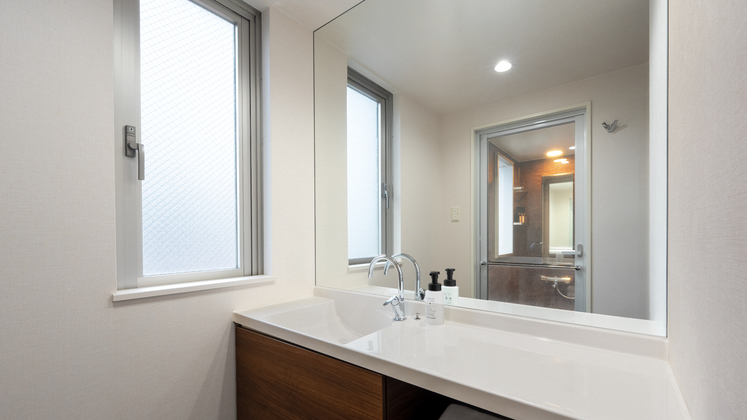 ◇ゆっくりと身支度できる、デラックスコーナーツインの独立した洗面スペース