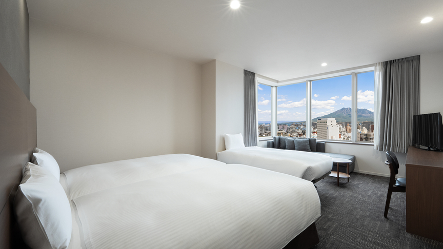 ◇上層階＆角部屋・桜島を一望できるデラックスコーナーツイン。エキストラベッド1台を追加しご家族◎