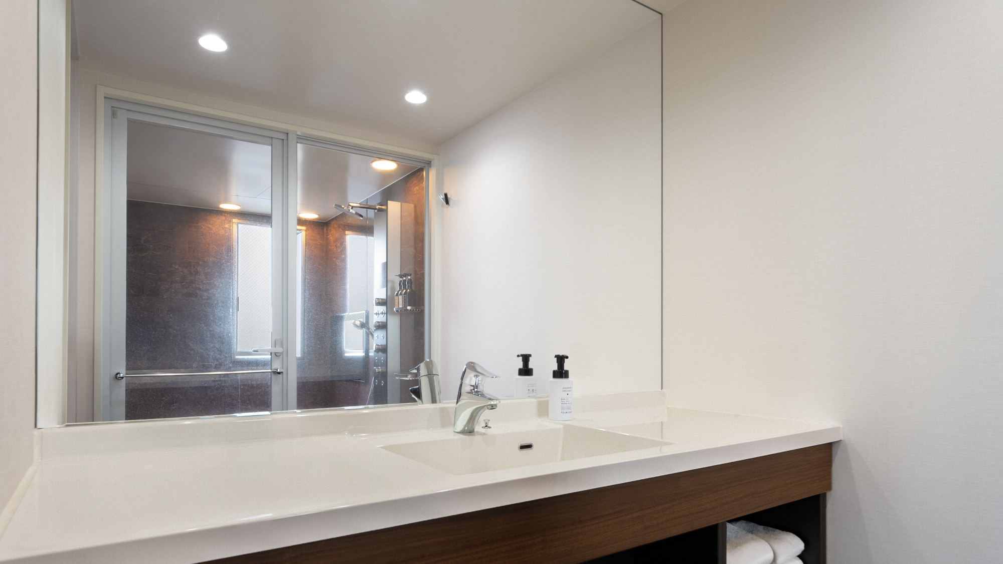 ◇ゆったりとしたジュニアスイートの洗面スペース