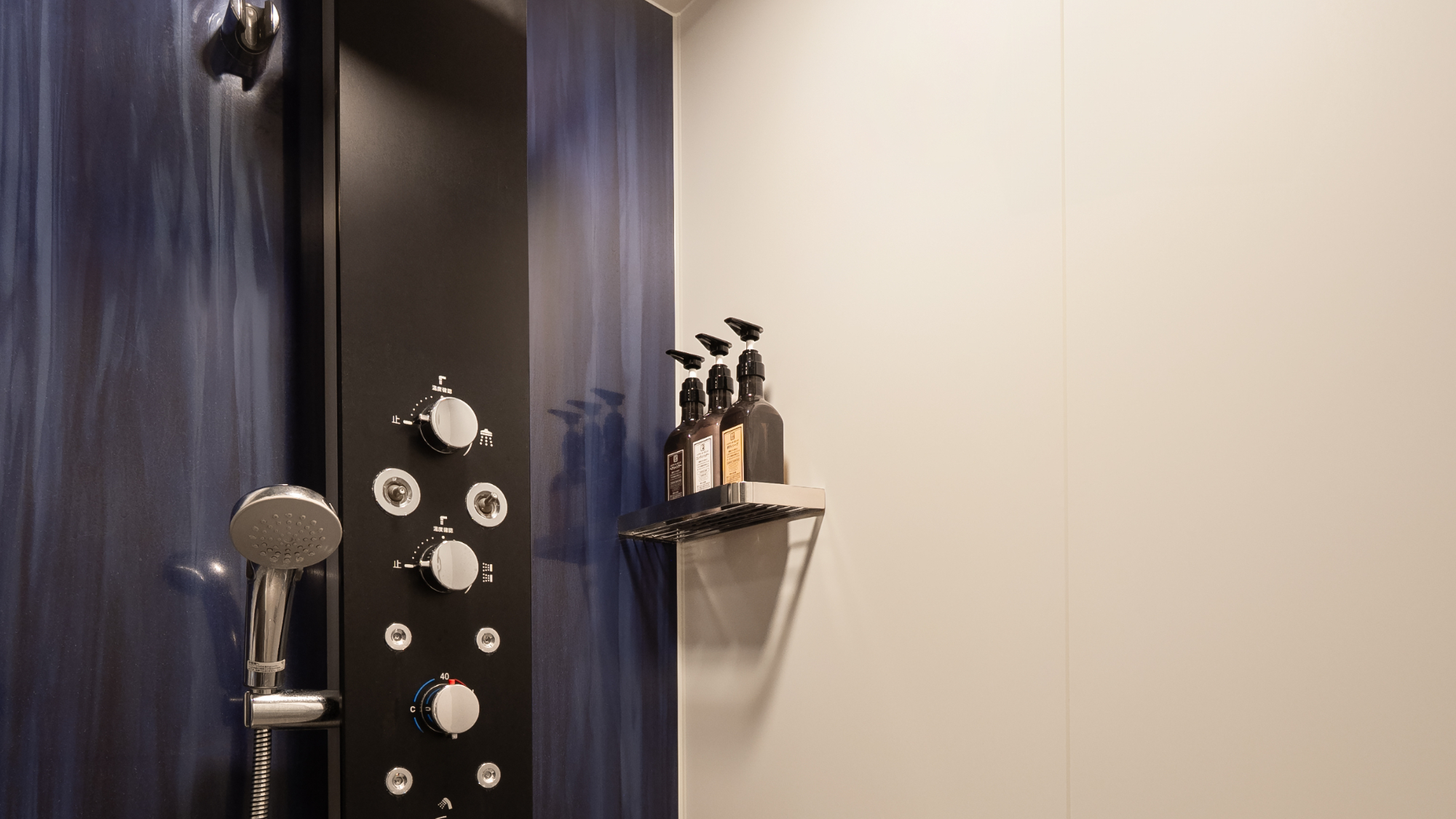 ◇オーバーヘッドシャワー、ボディシャワーを備え、全身を包み込むように温めてくれるシャワーブース