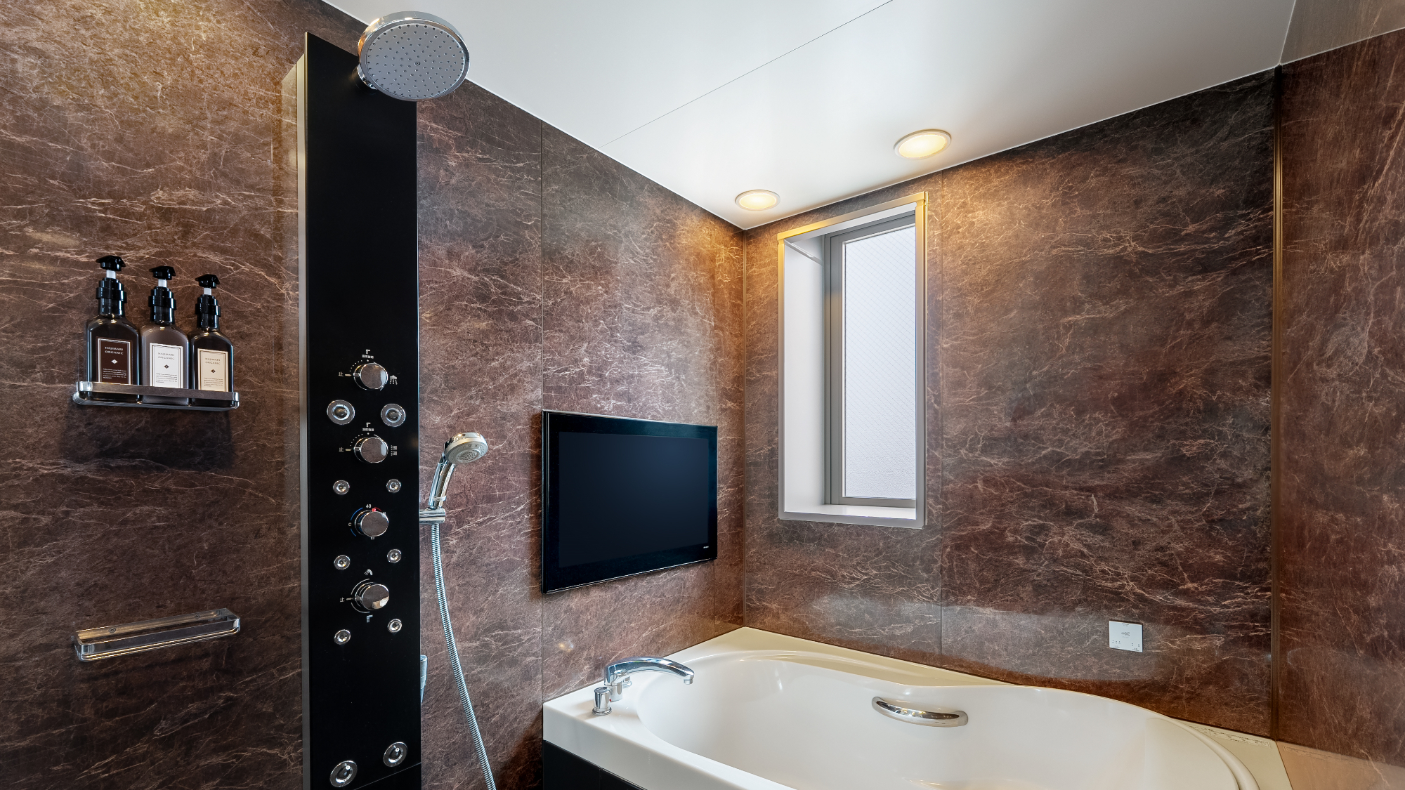 ◇オーバーヘッドシャワー、ボディシャワーも備えた、ゆったりとしたジュニアスイートのバスルーム