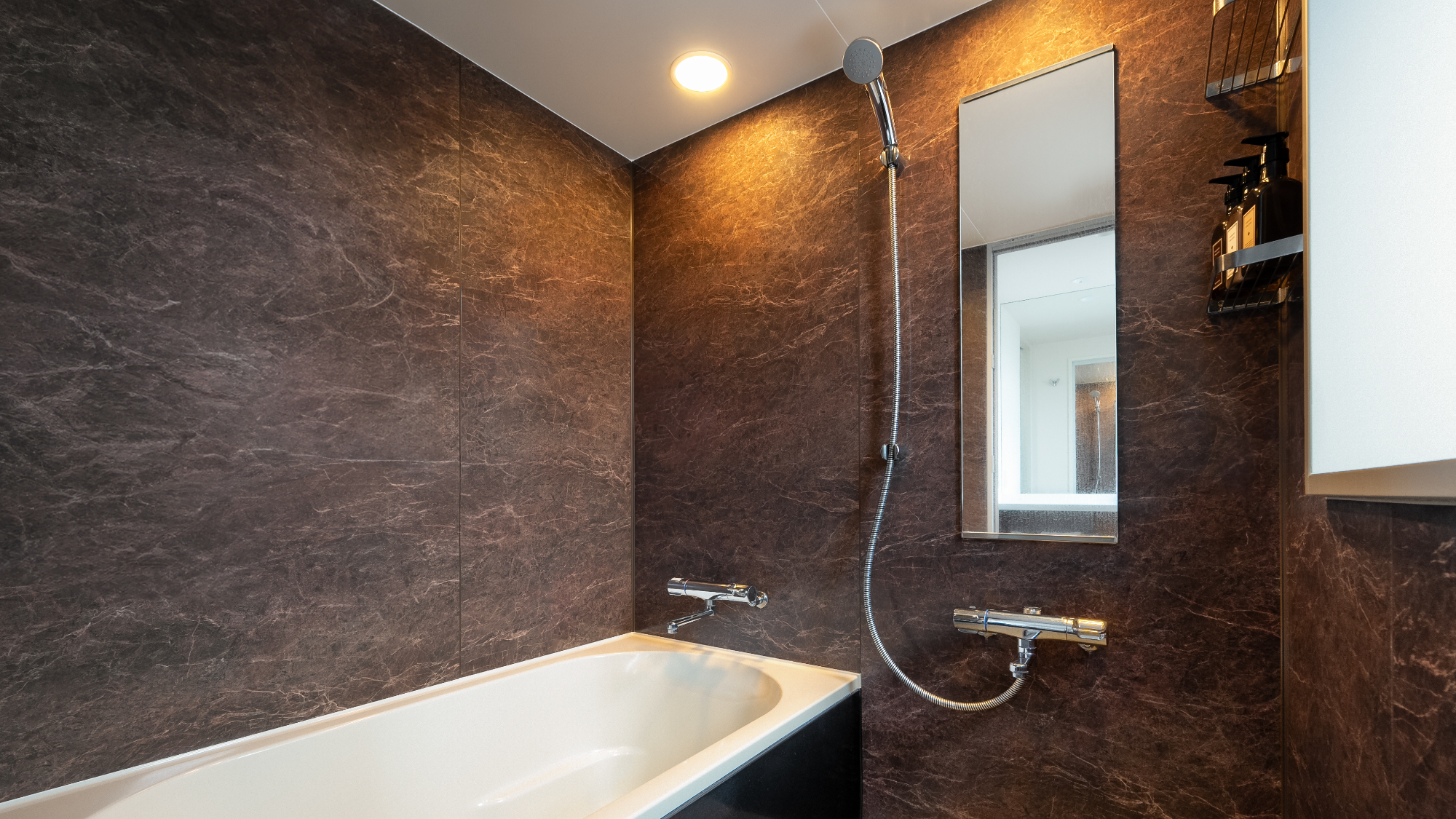 ◇ゆったりと機能的なデラックスコーナーツインの浴室