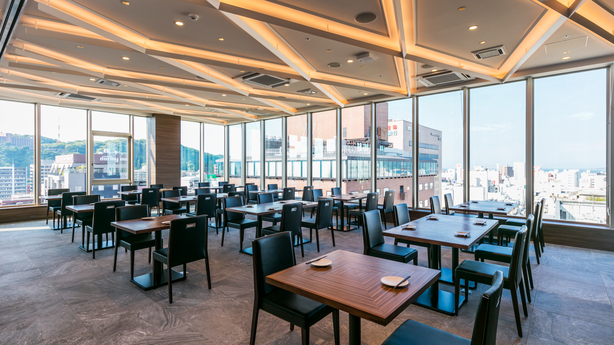 ◇鹿児島市内を見渡せる、最上階13階に位置するレストラン