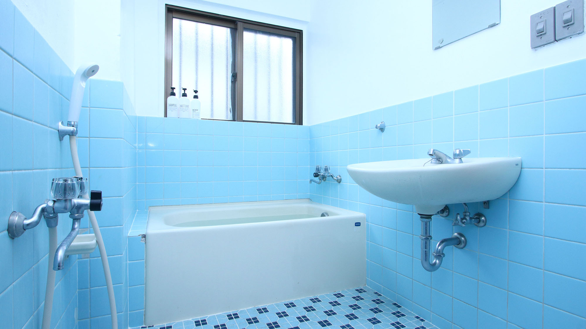 【お風呂】  ユニットバスは一か所です。