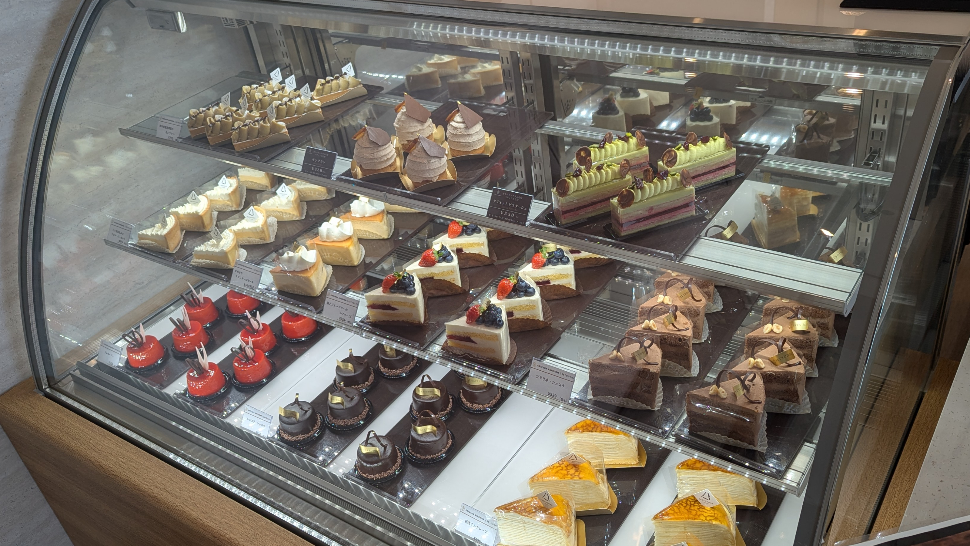 ご宿泊のお客様にはウェルカムスイーツをお召し上がりいただけます（カフェにてご利用ください）