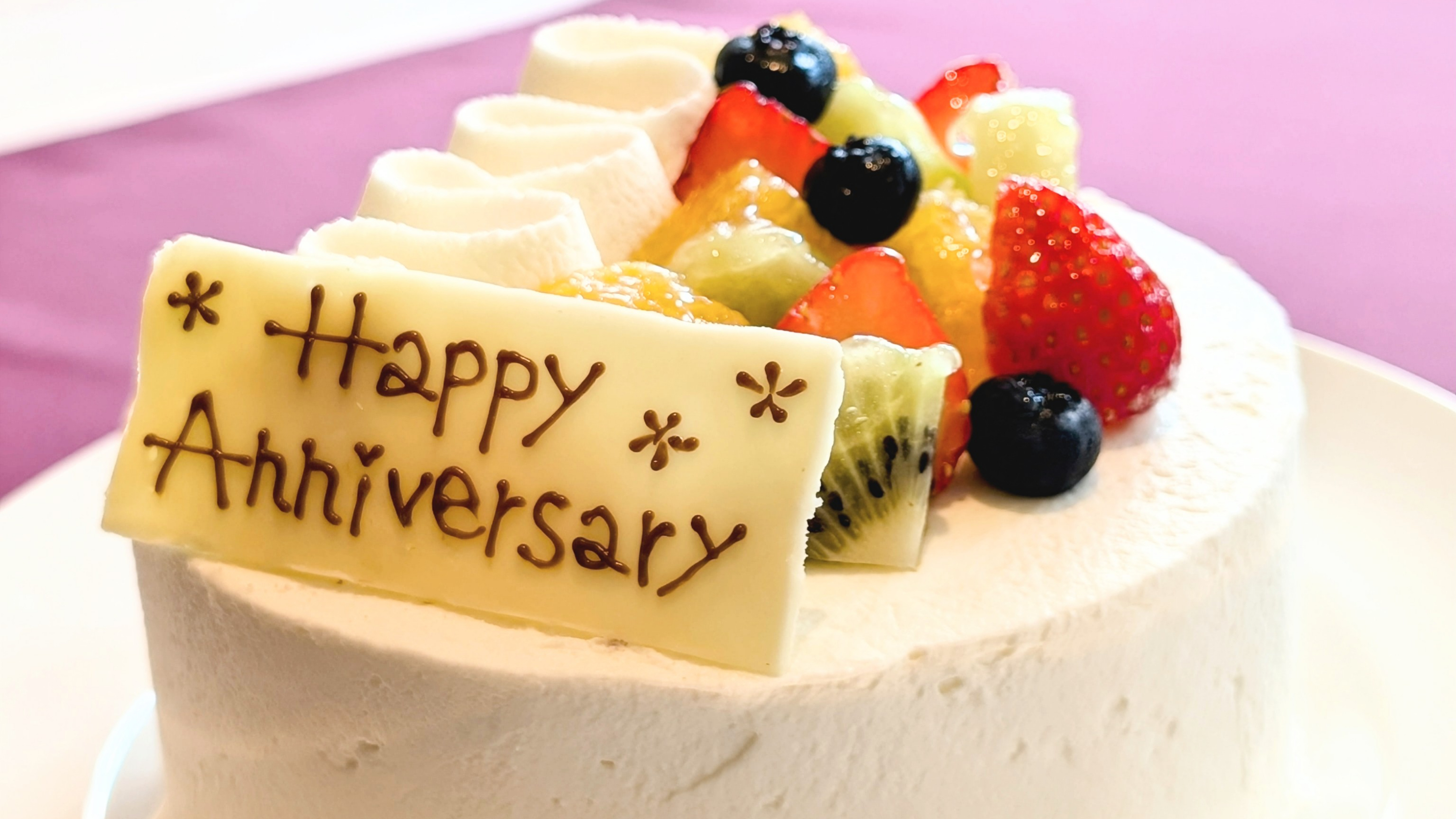 大切な記念日に添える、パティシエ特製のホールケーキ（約12cm)を客室やレストランで&hellip;&hellip;