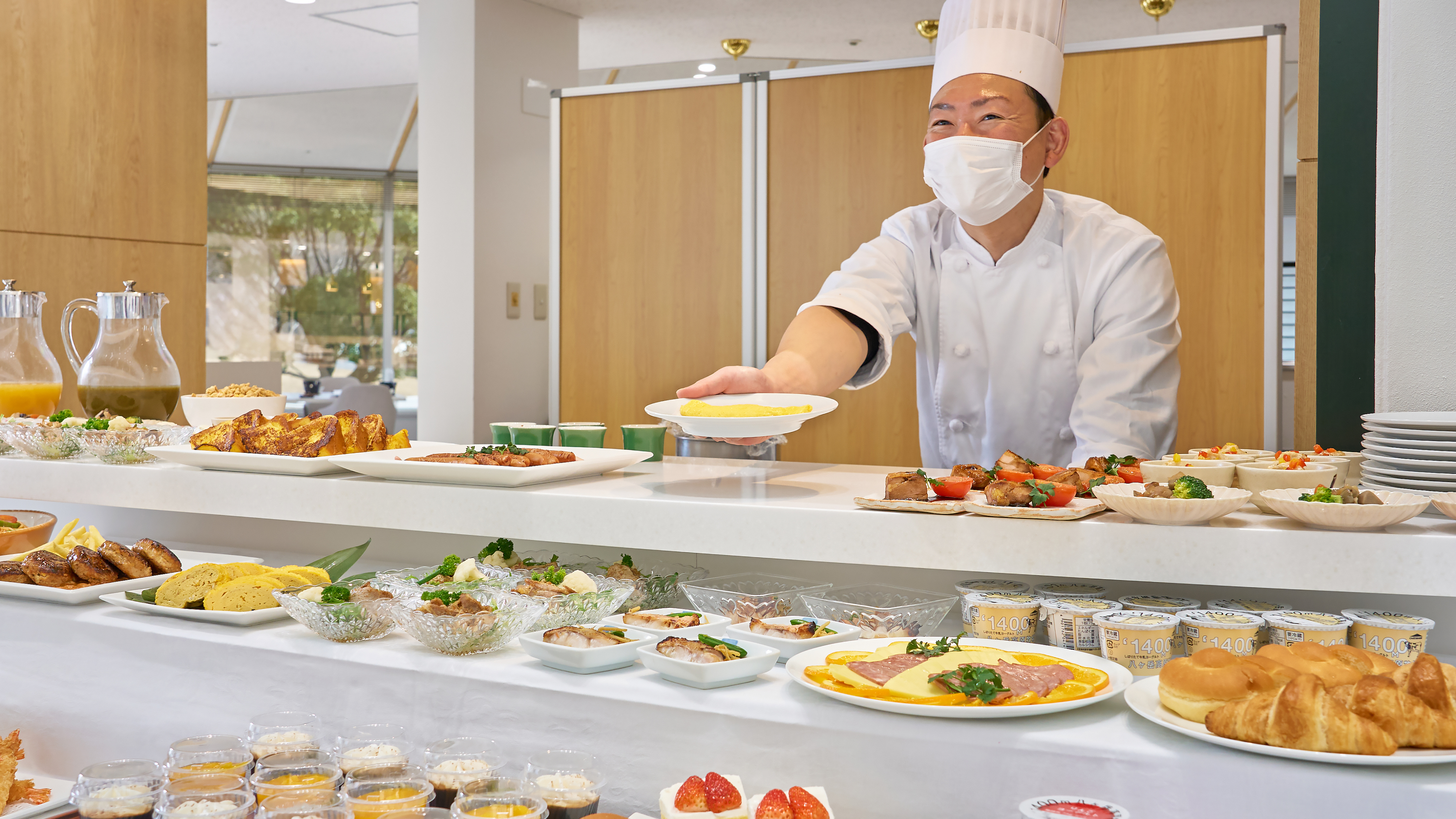《朝食ビュッフェ》シェフ実演の出来立てオムレツをご堪能ください。