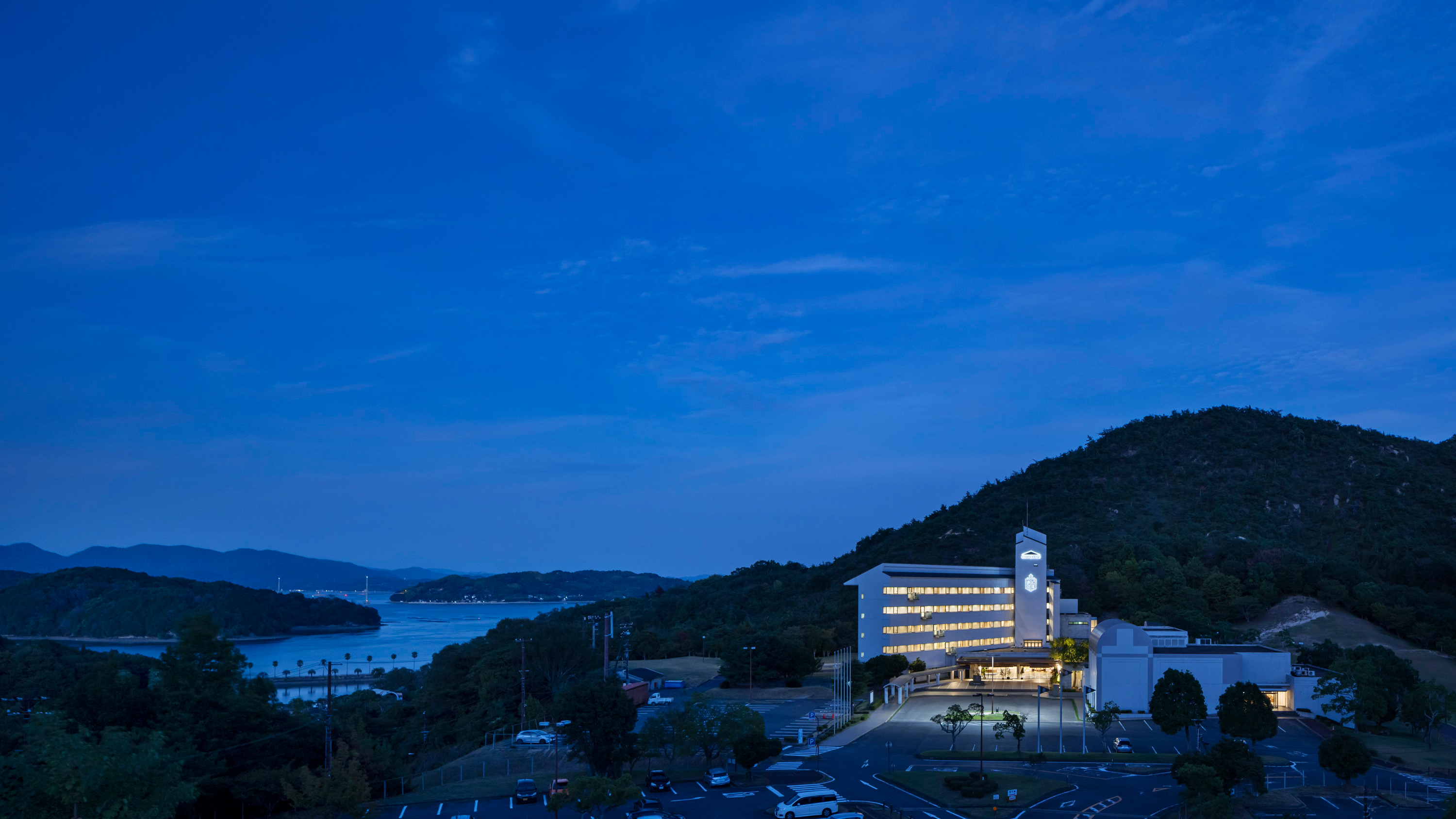 外観（坂の途中からの景色）