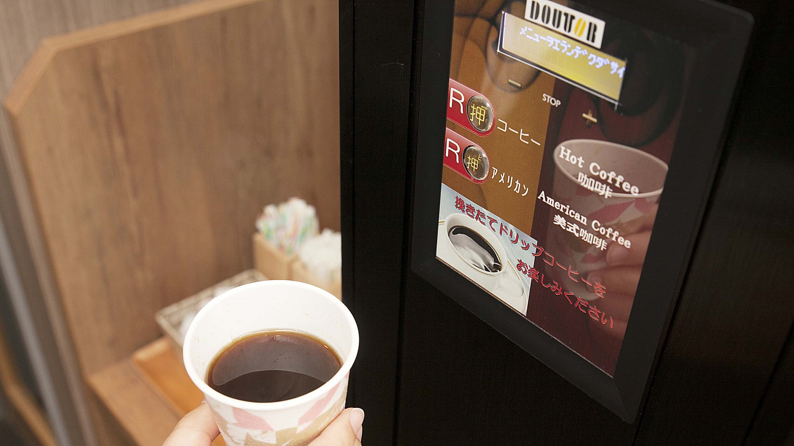 ホテルロビーにて挽きたてのコーヒーをお楽しみいただけます。お部屋へもお持ち帰りできます。
