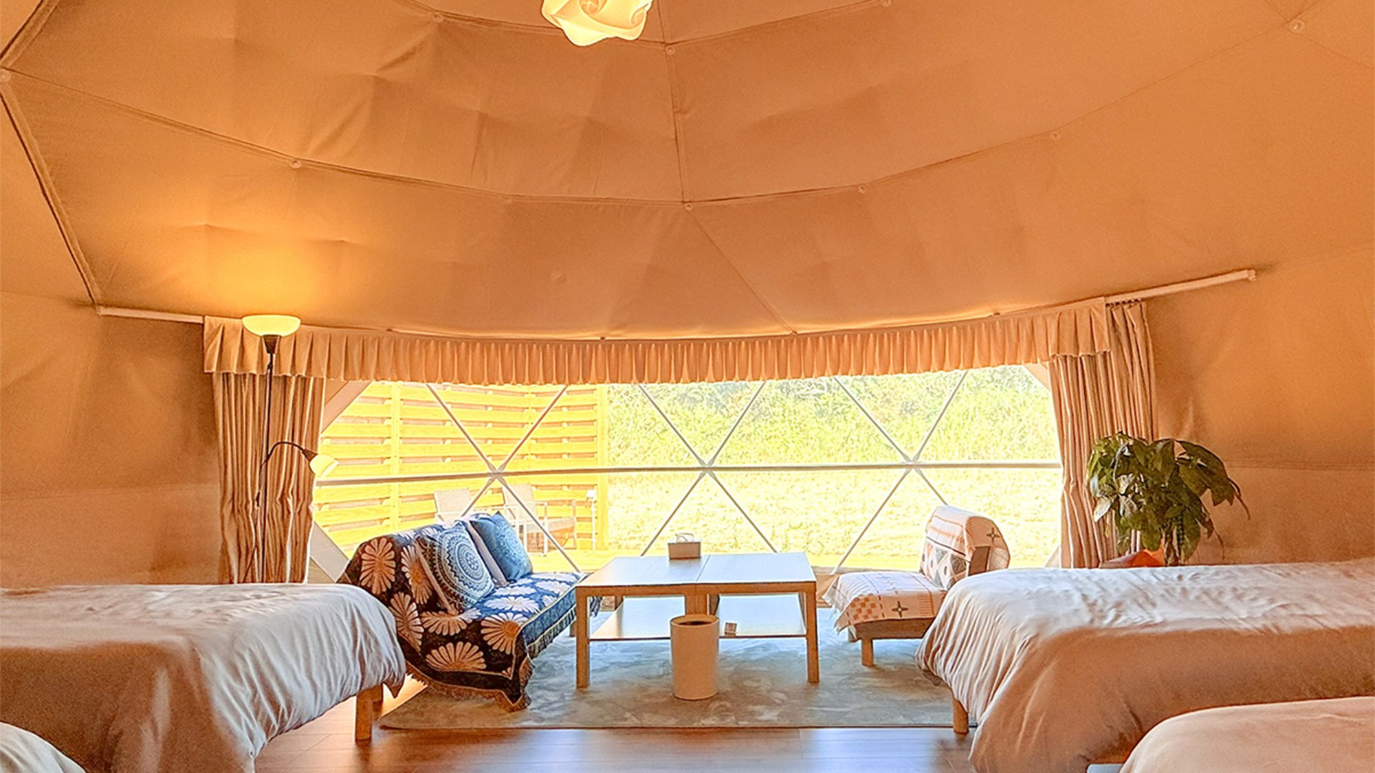 ・【ドームテント】天井が高く開放的な空間は5名様でも快適に滞在できます