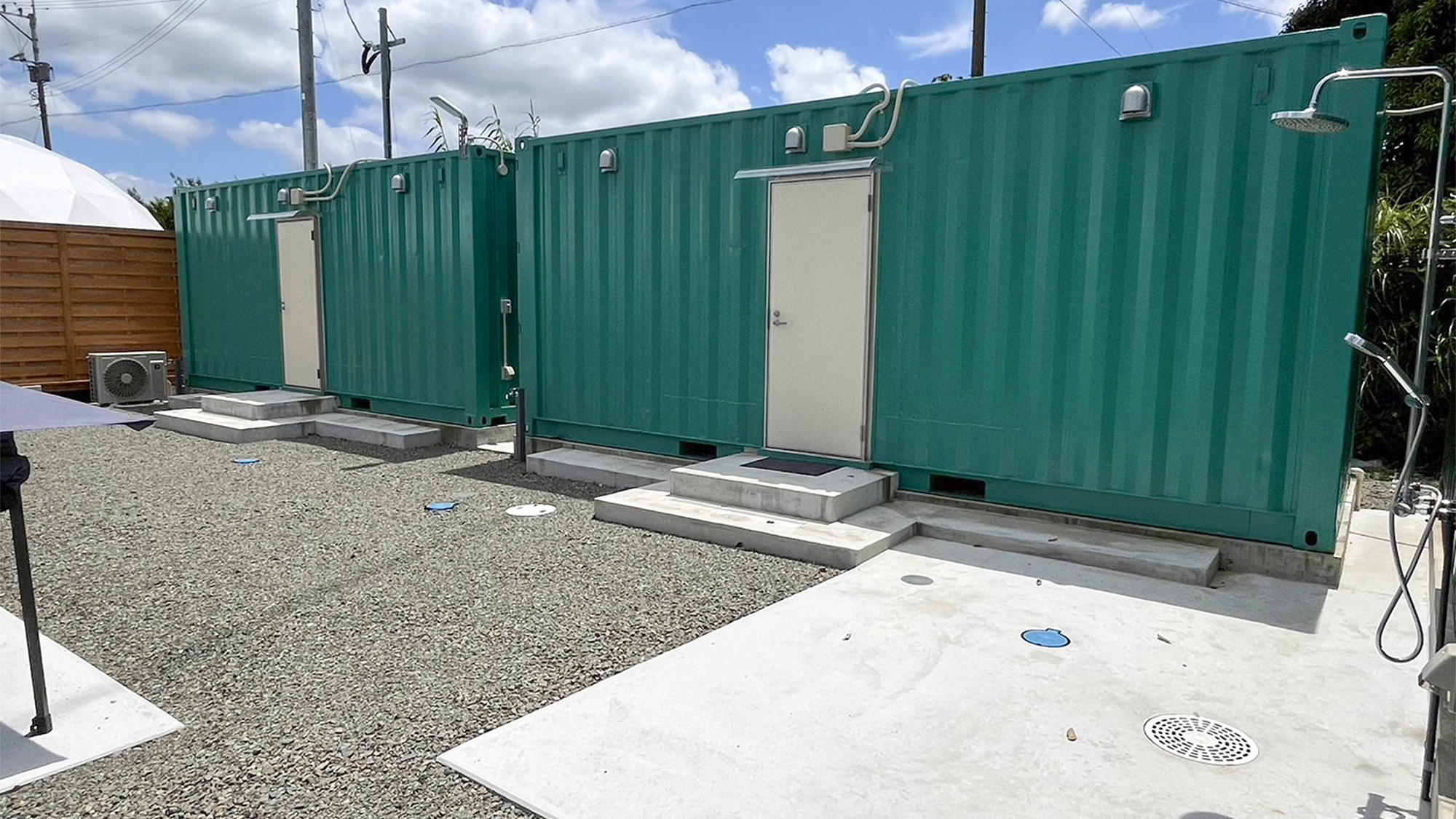 ・【バストイレ外観】別棟のバストイレは客室専用！グランピング初心者の方でも安心です