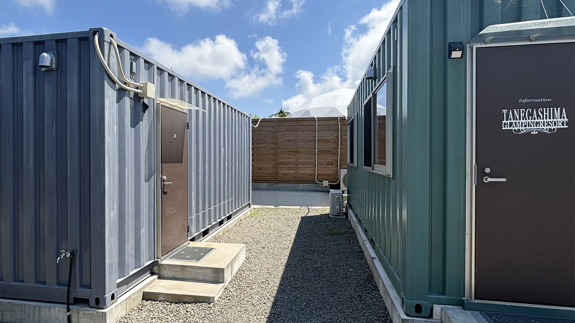 ・【コンテナ/外観】落ち着いた色味のコンテナは日当たりの良さも抜群