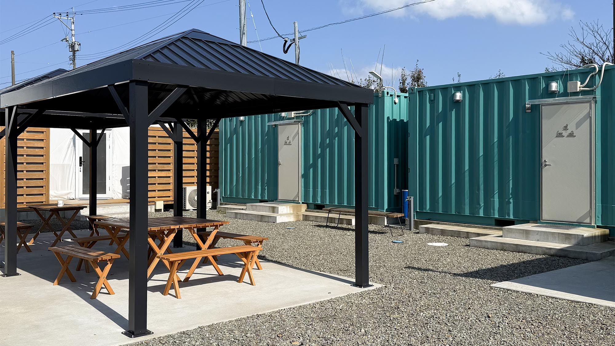 ・【バストイレ外観】客室専用のバス・トイレはテントからすぐそこ♪安心してご利用いただけます