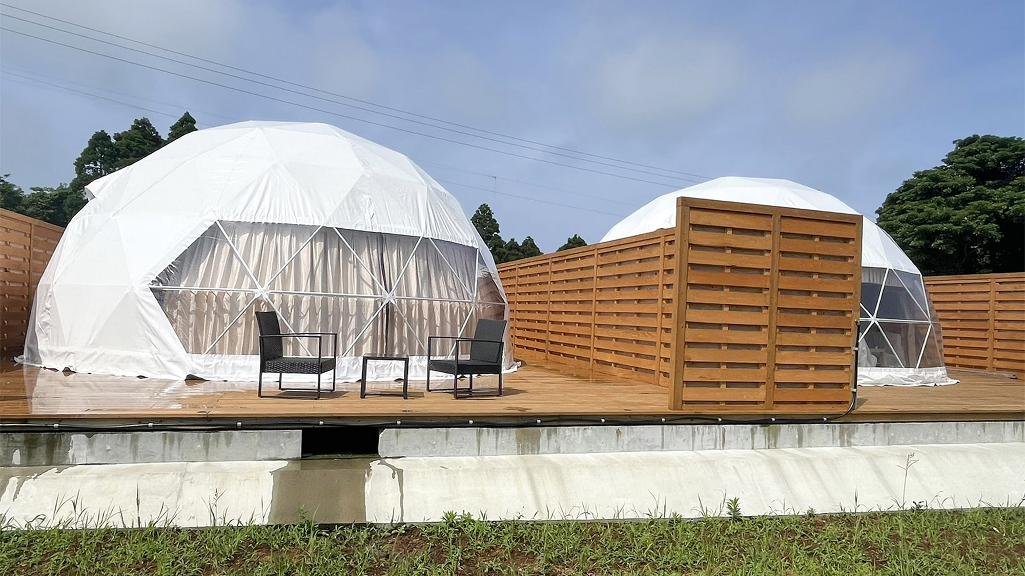 ・【ドームテント/外観】大きなカーテンでプライベート空間もしっかりと確保いただけます