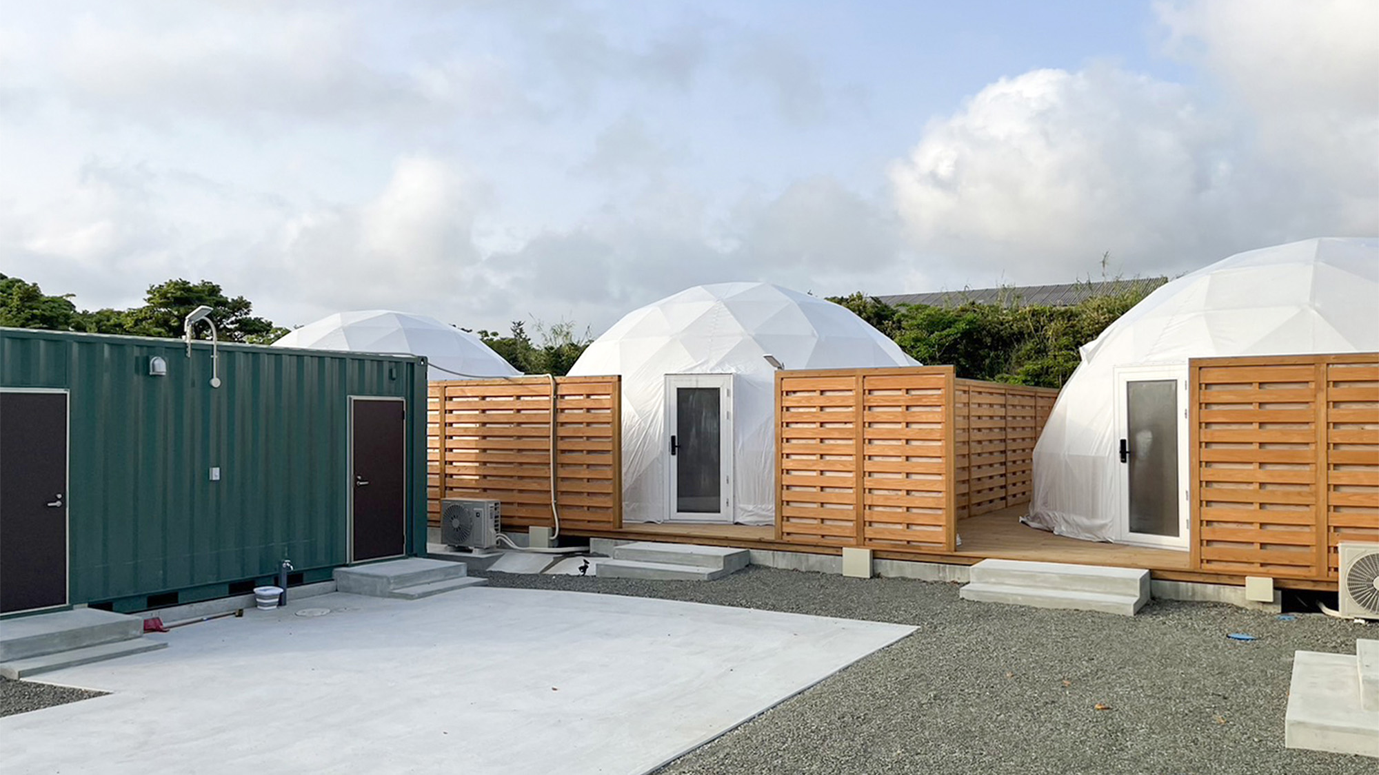 ・【ドームテント/外観】木を基調とした仕切りでプライベートな空間をお過ごしいただけます