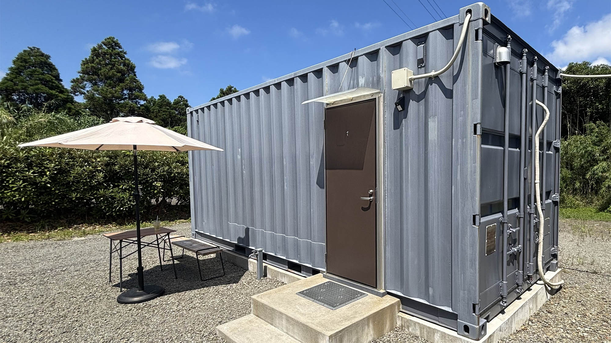 ・【コンテナ外観】お部屋の外にはテラス席も♪外の空気を浴びてリフレッシュいただけます