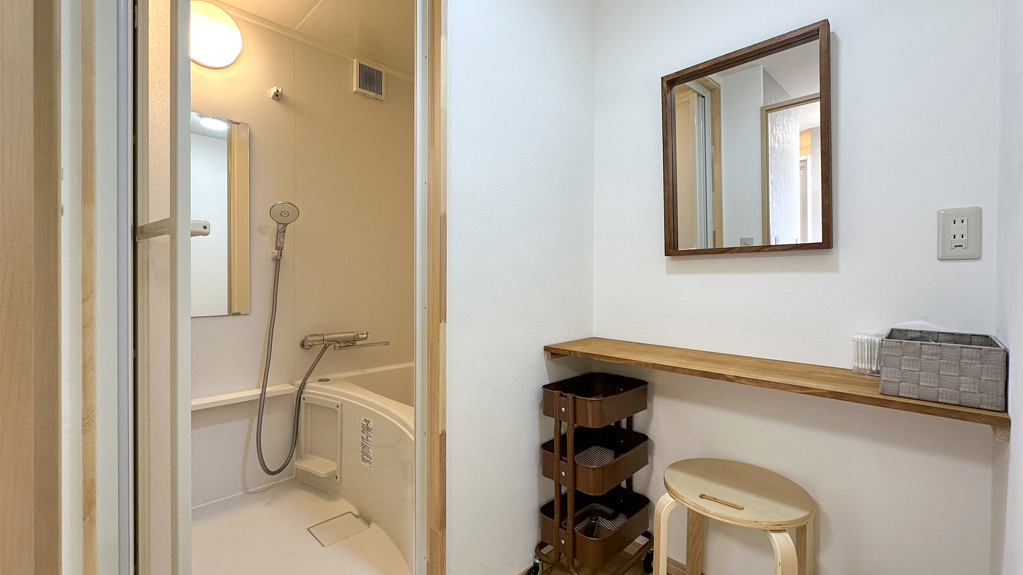 ・【バストイレ】大きな鏡のあるドレッサーは身支度にも最適