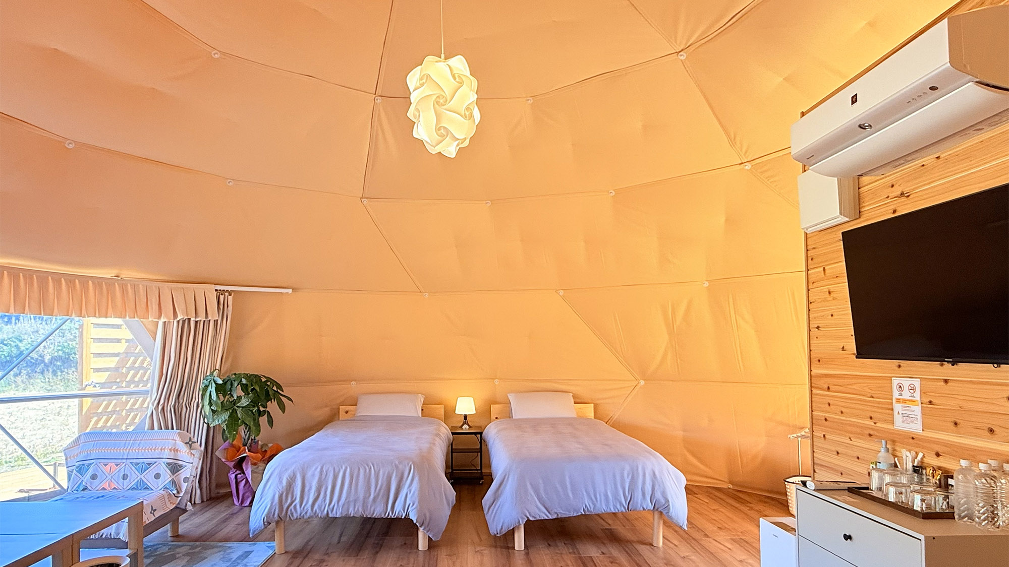 ・【ドームテント】シングルベッド4台とエキストラベッド1台完備の広々空間