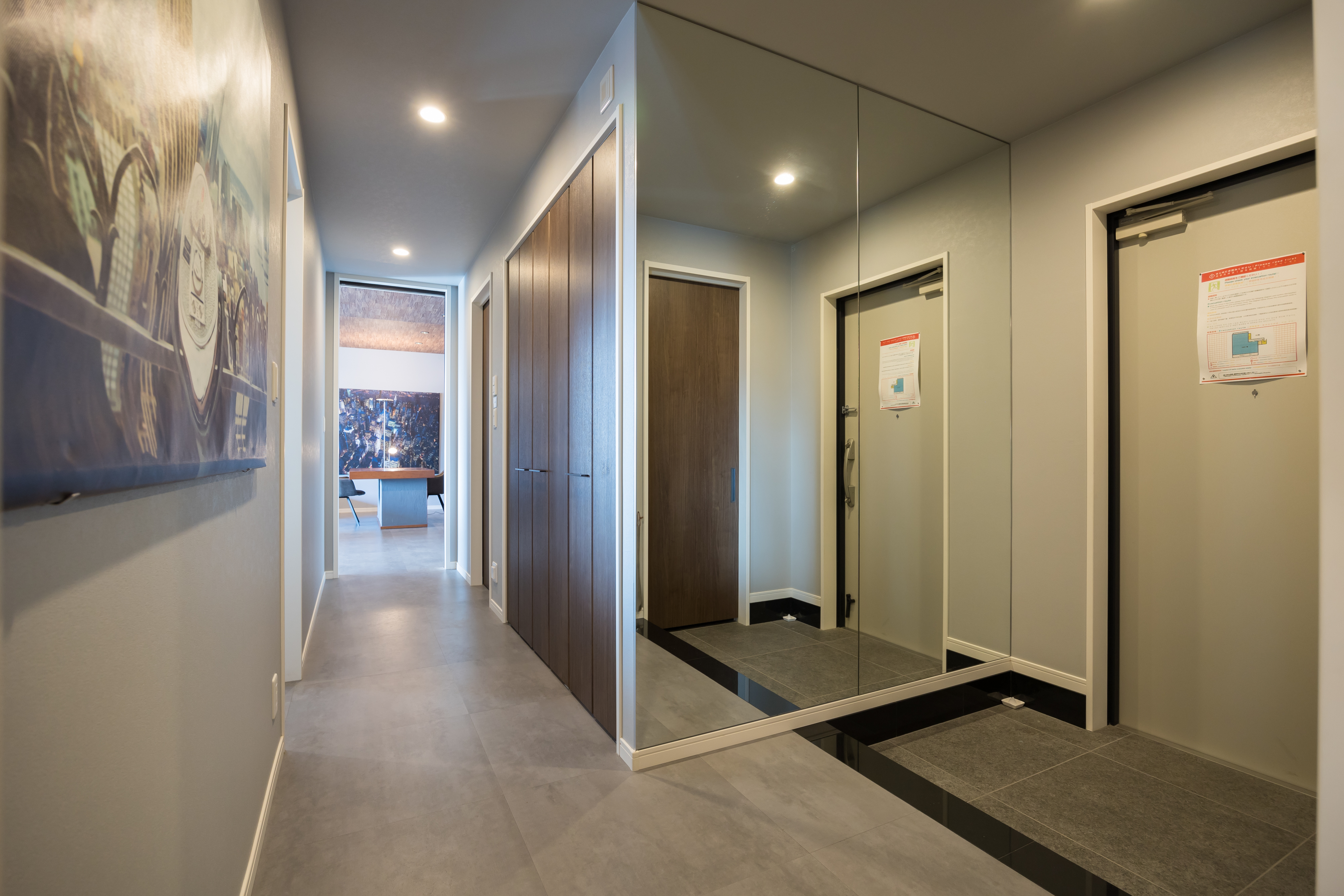 玄関からリビングに繋がる通路