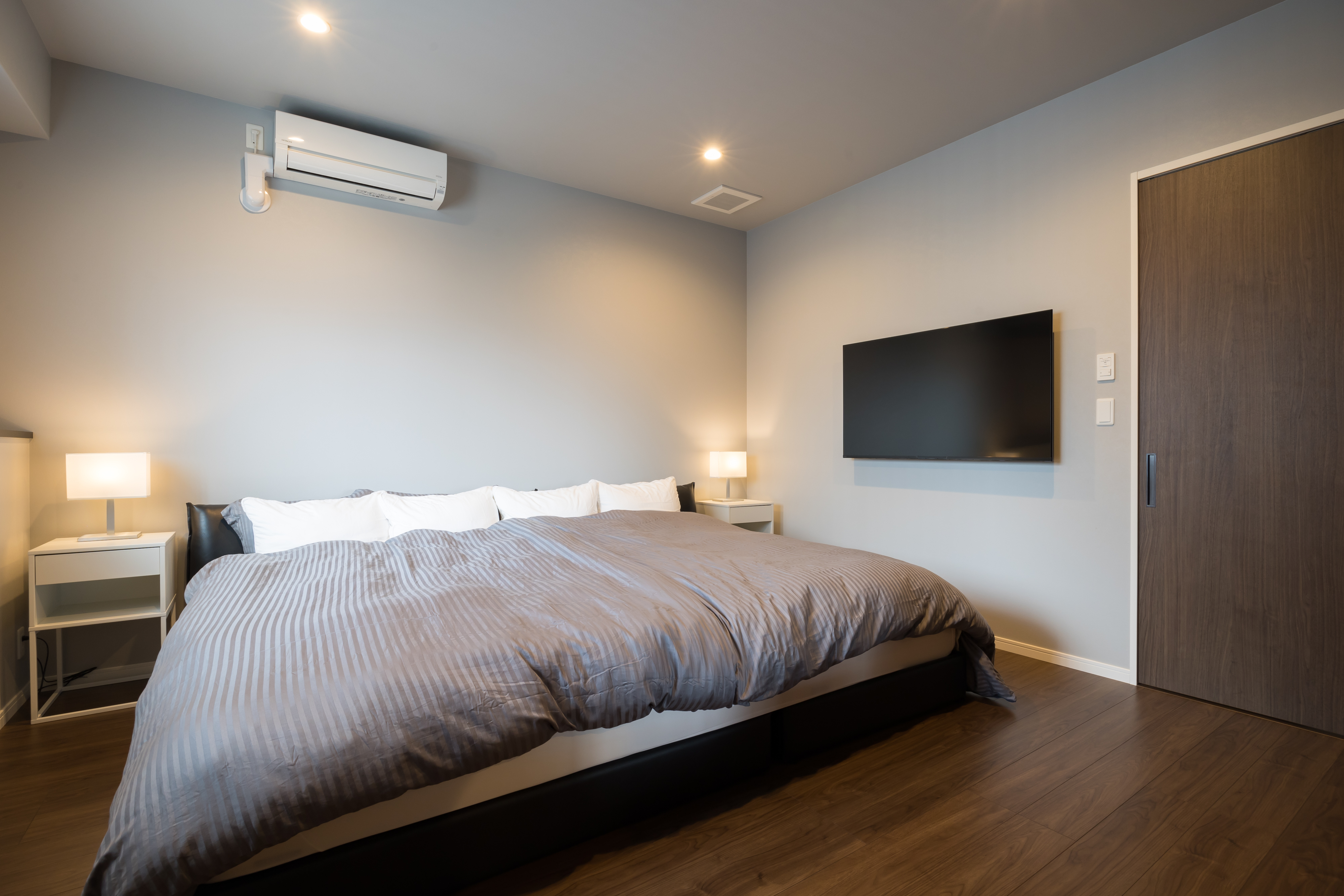 寝室１　キングサイズベット&times;１