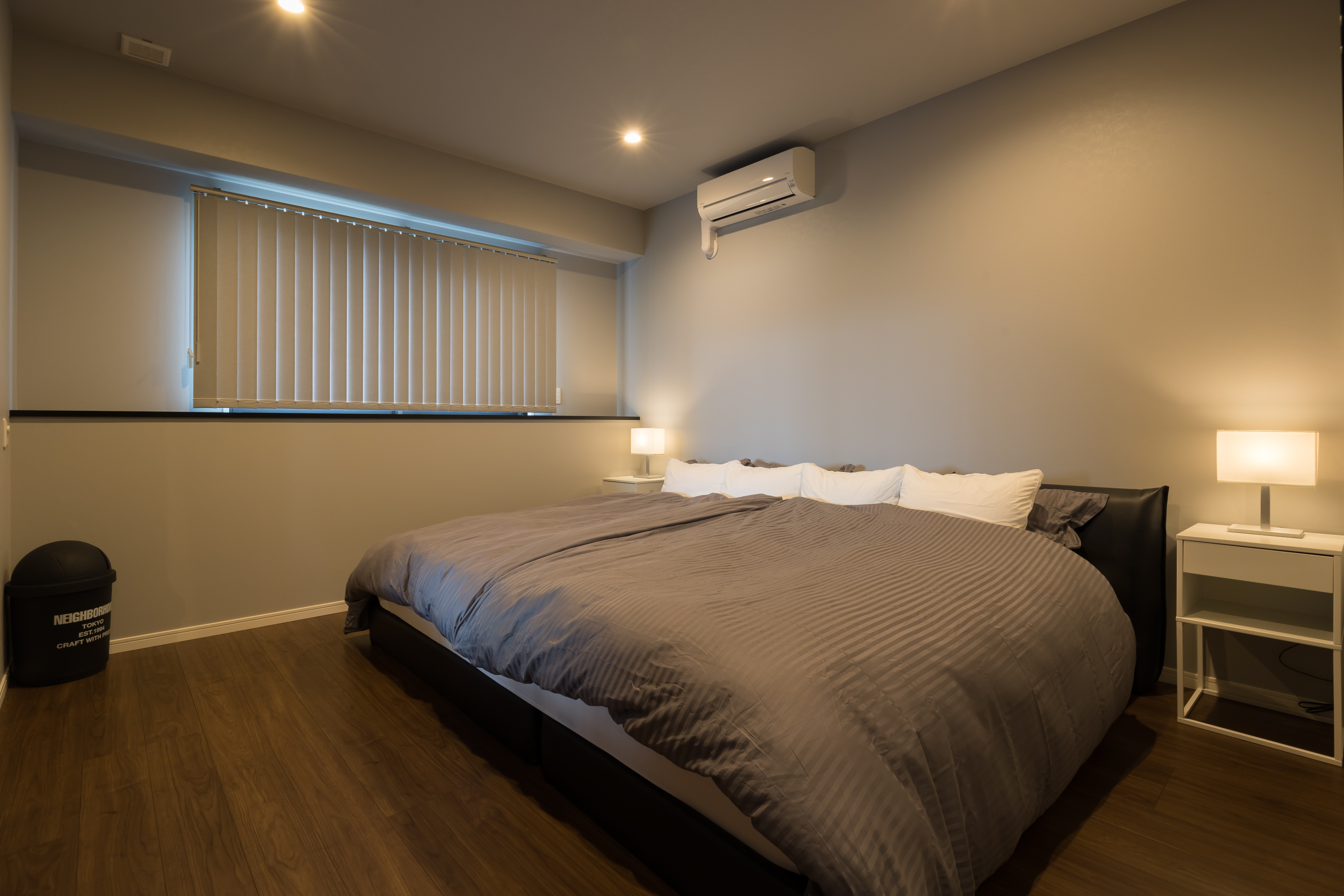 寝室１　キングサイズベット&times;１