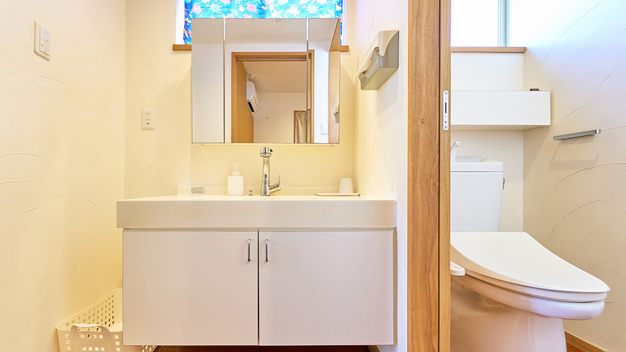 ・【デイゴ棟・洋室：洗面所・トイレ】清潔感のある、洗浄機能付トイレを設置しています