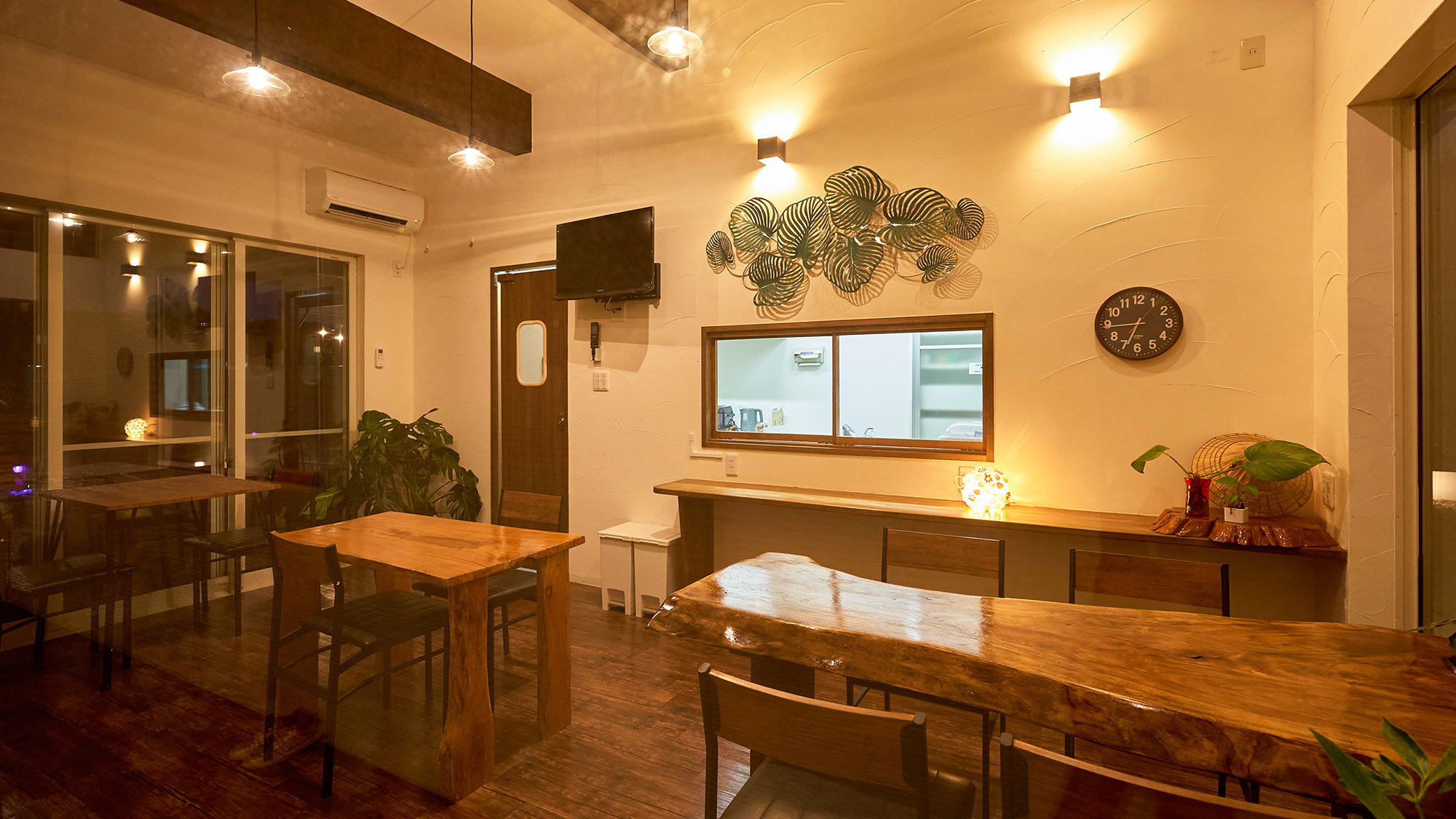 ・【ダイニング】夜は温かみのある間接照明に癒されます