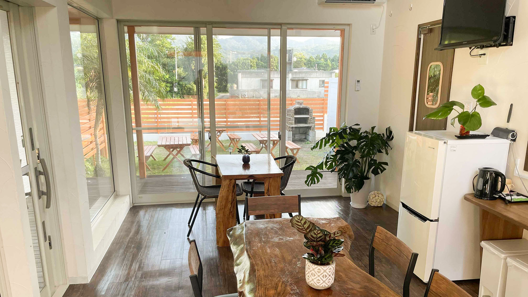 ・【ダイニング】庭を眺めながらゆっくりとお食事を楽しんだり、団らんの時間にご利用ください