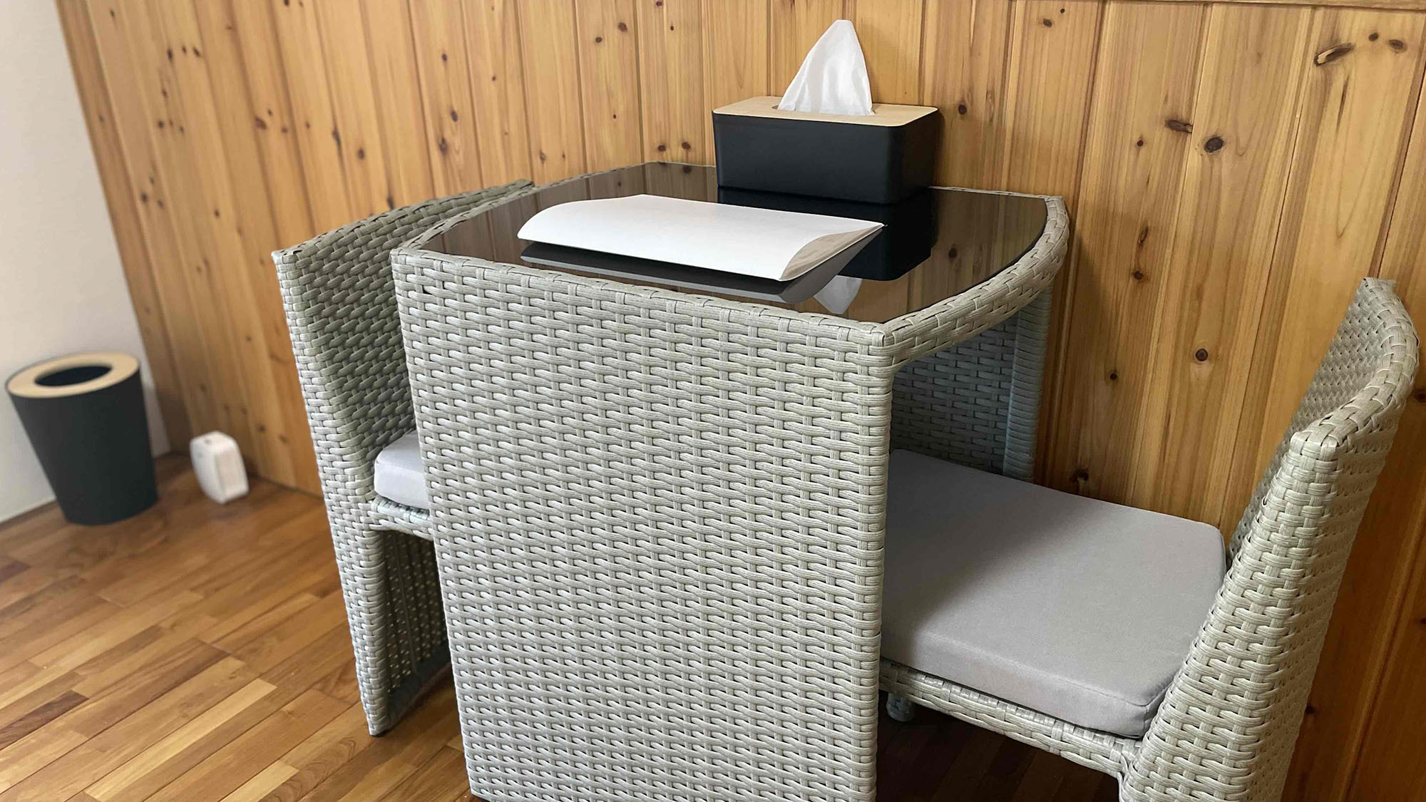 ・【テーブル】小さな寛ぎスペースがあるのが嬉しいところ。ゆっくりとお茶の時間をお楽しみください