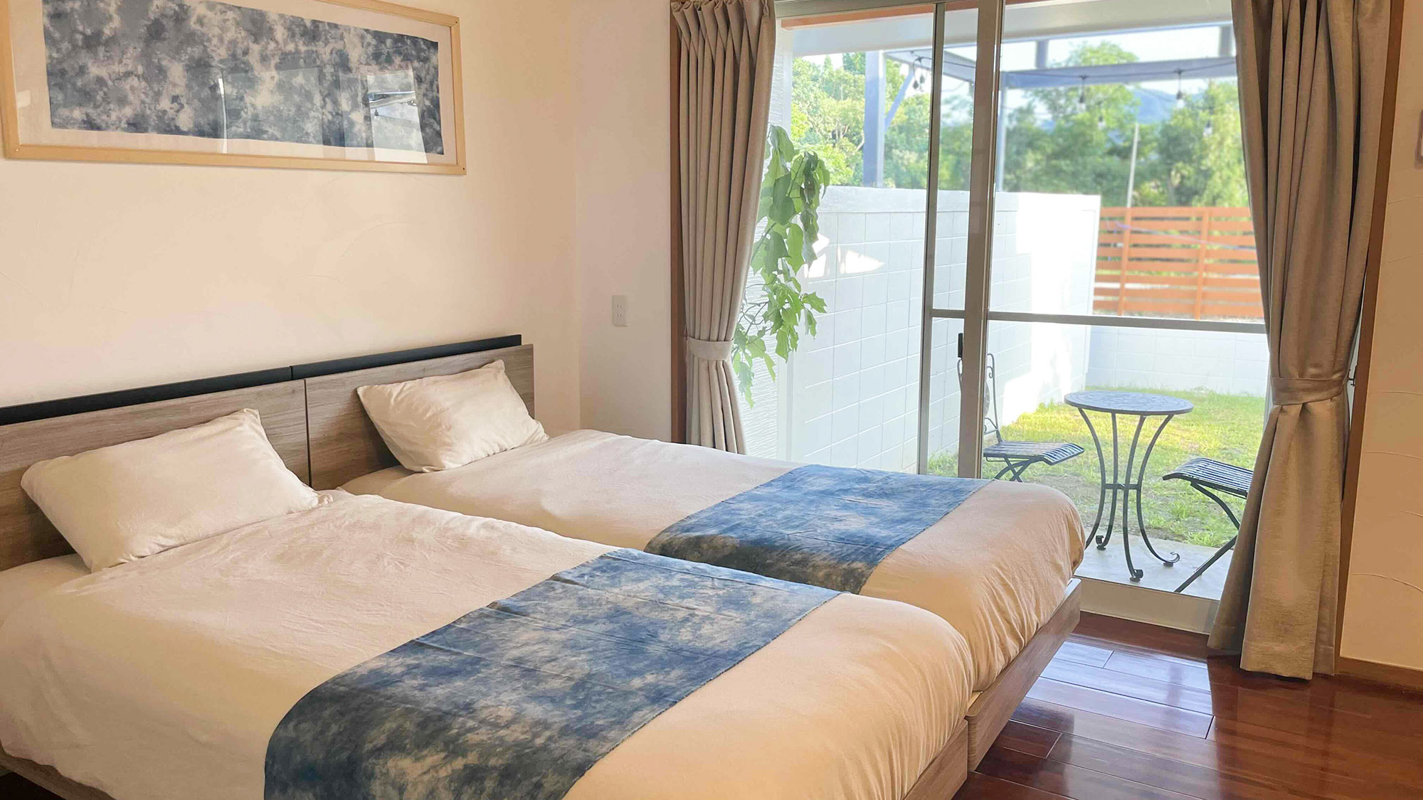 ・【デイゴ棟・洋室】シングルベッド2台を設置した、1～2名様用のお部屋。テラスに出れるのもポイント♪