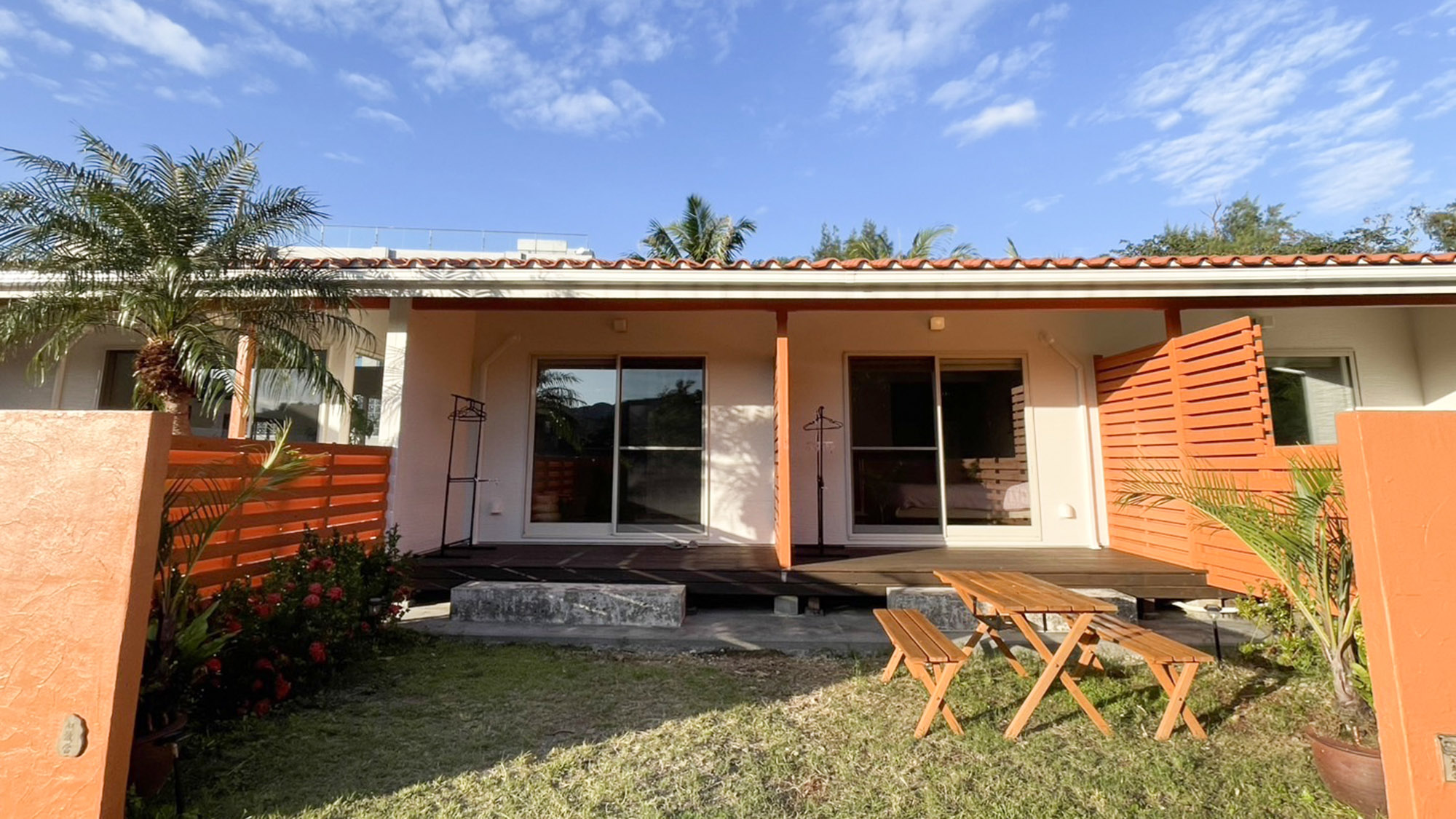 ・【庭】デッキで寛いだり、テラスで日向ぼっこしたり、楽しみ方は様々