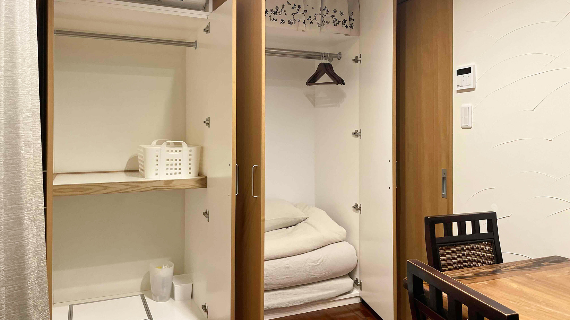 ・【デイゴ棟・洋室：クローゼット】広々としているので荷物もたくさん置けてスッキリ