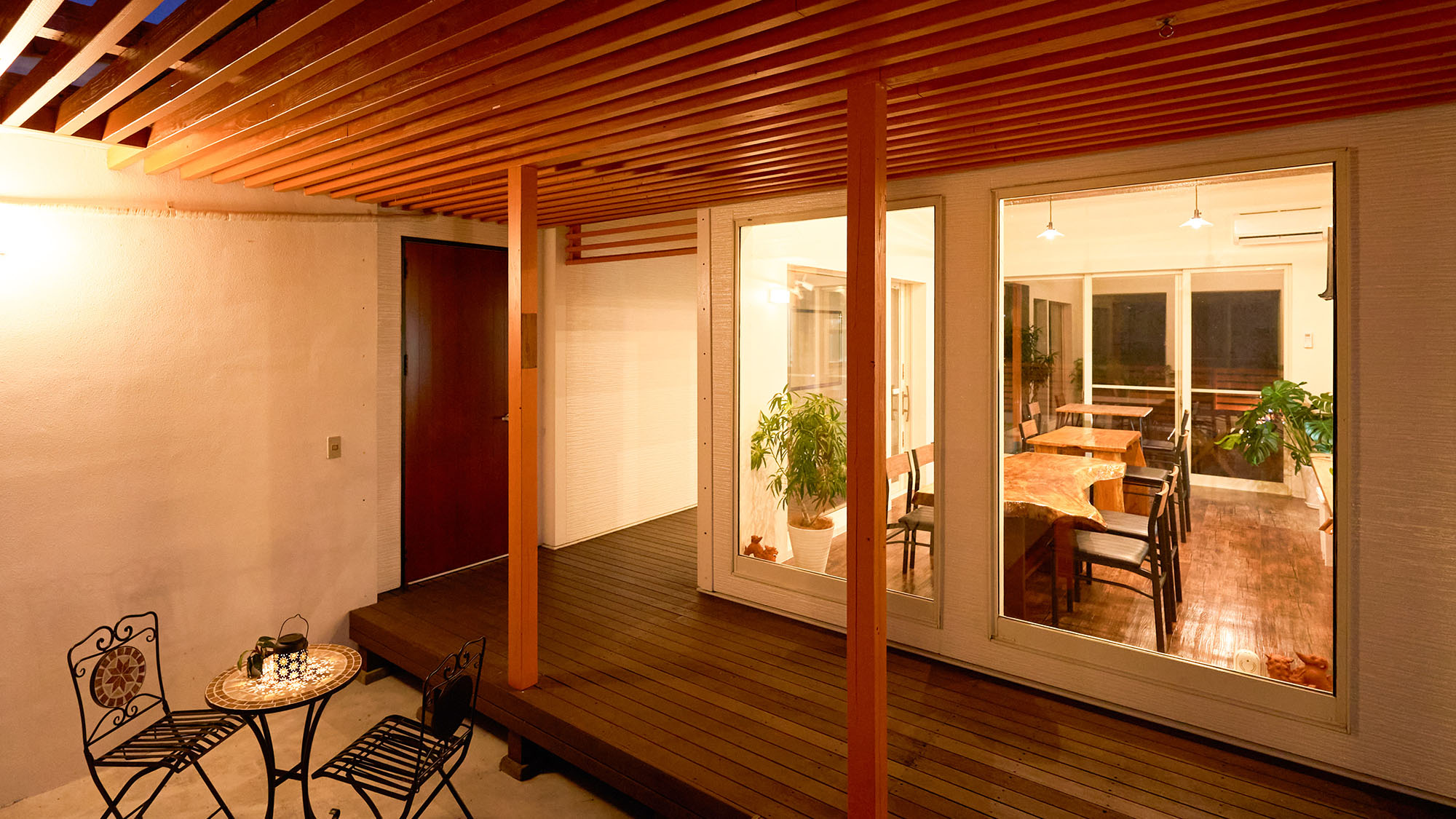 ・【ダイニング】ダイニング隣にはテラスもございます