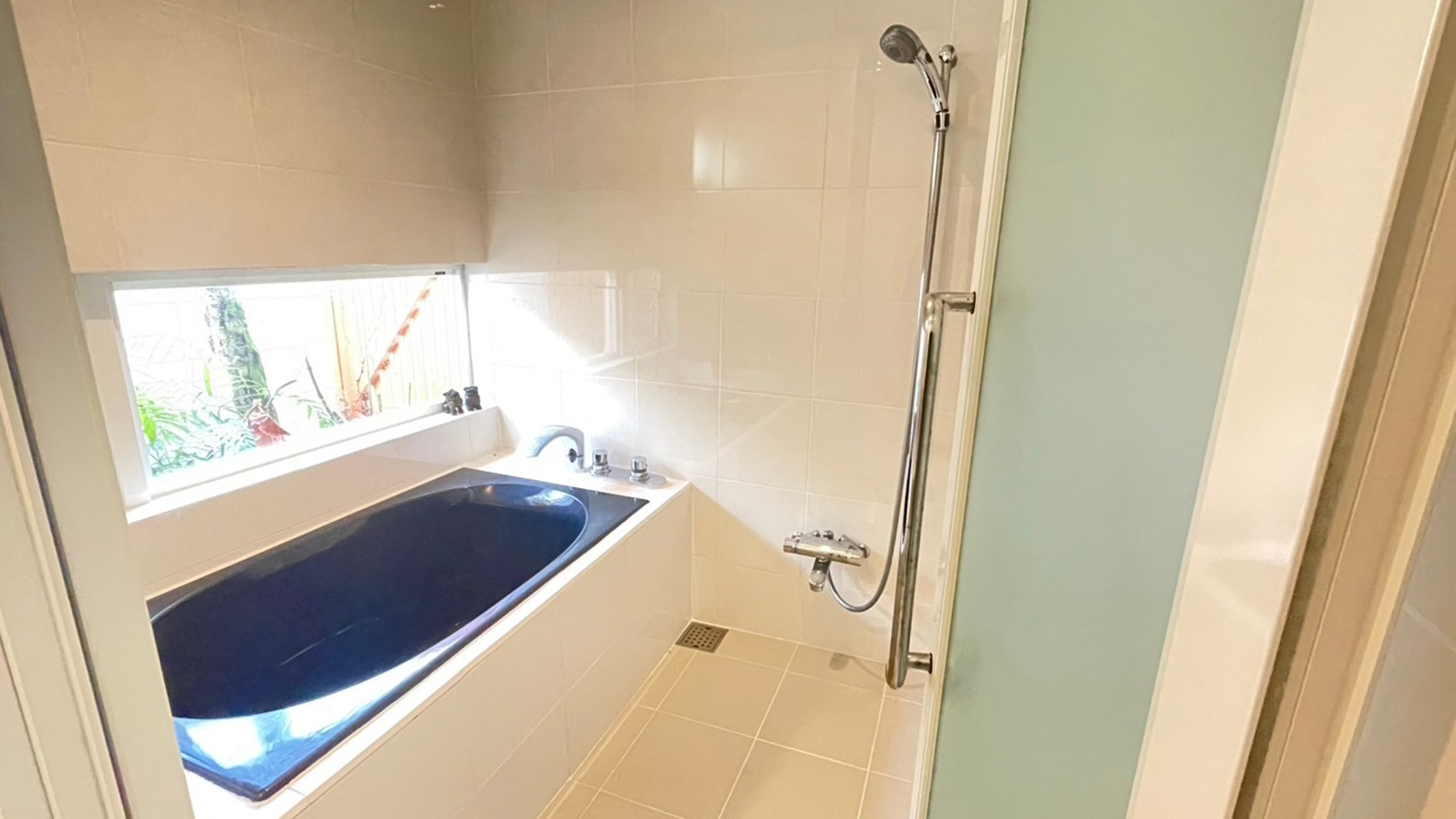 ・【バスルーム】明るく広いバスルームには、ボディソープやシャンプーなどもご用意しております