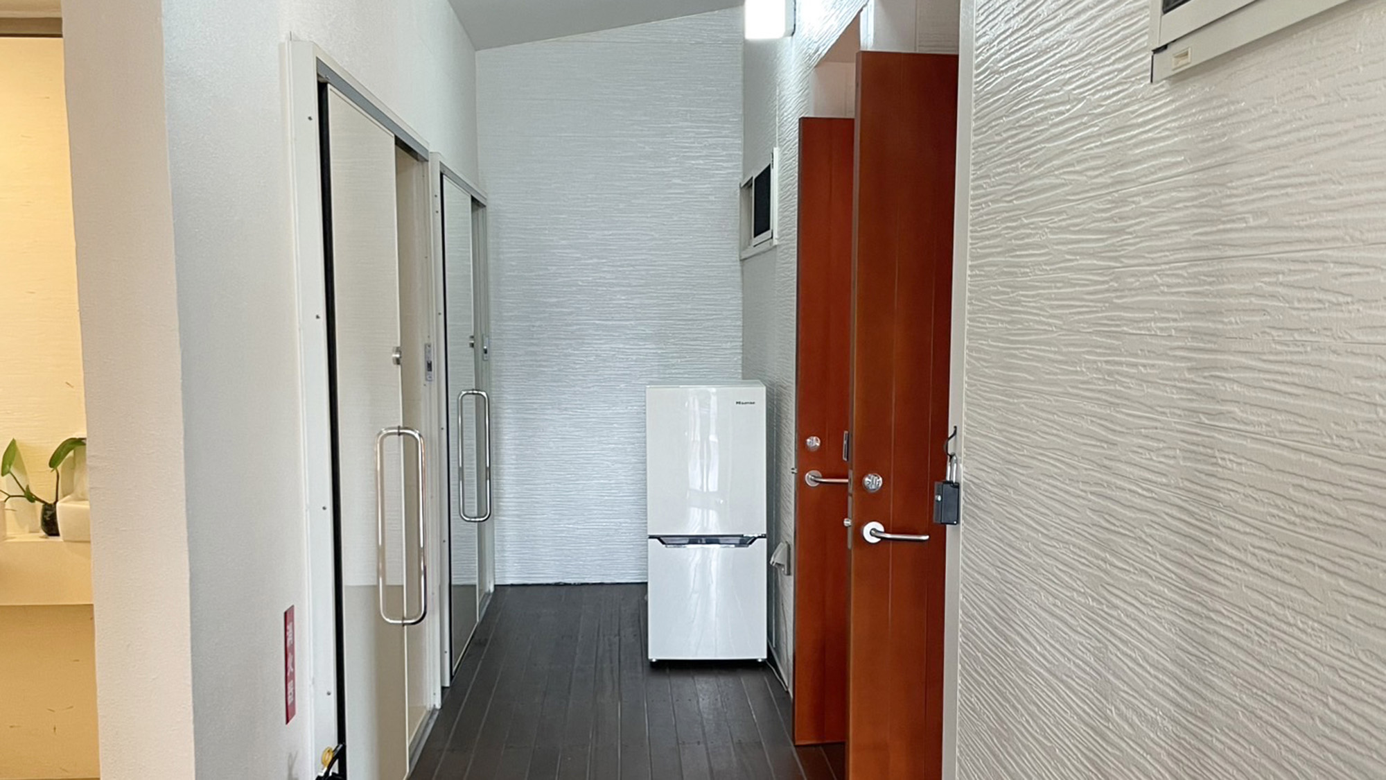 ・【廊下】和室はバス・トイレ、和洋室はシャワー・トイレがお部屋の外にあります