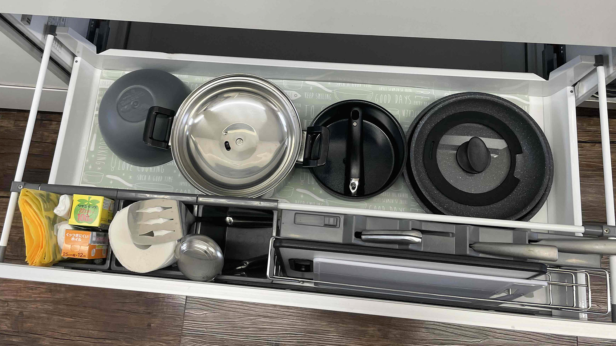 ・【キッチン】鍋・フライパン等の調理器具も揃っています