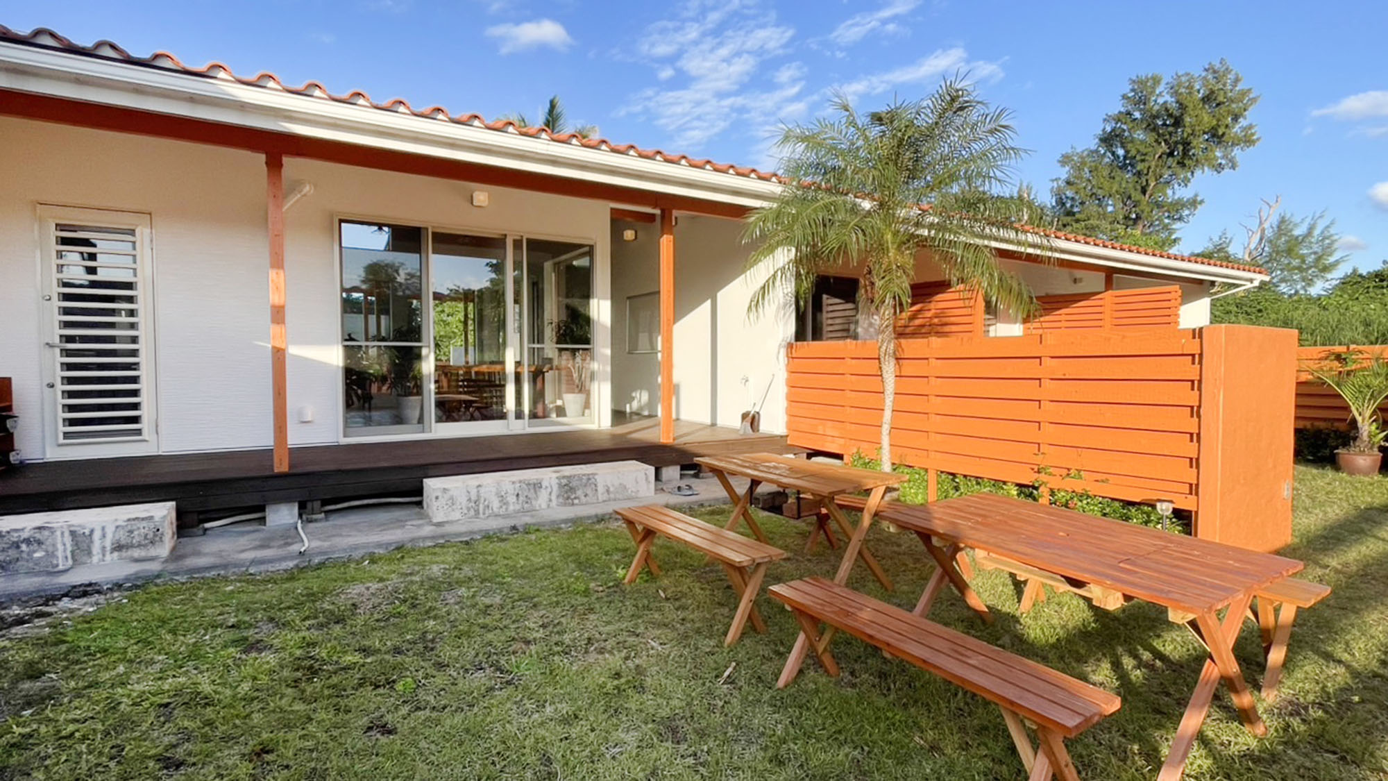 ・【庭】青空と白壁の美しいコントラスト。ここでしか出会えない景色です