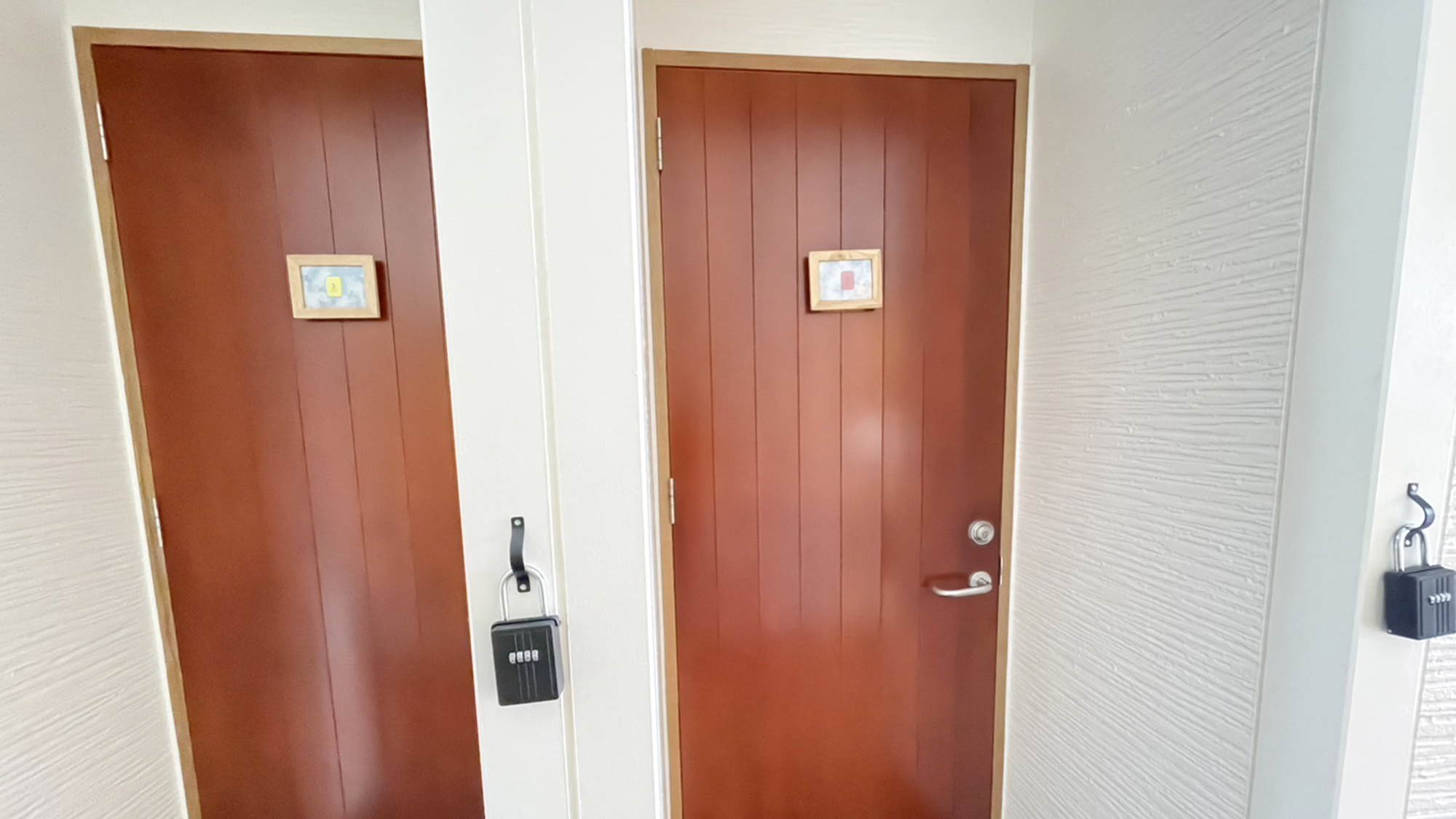 ・【客室入口】各部屋に鍵がしっかりついていてセキュリティも万全です