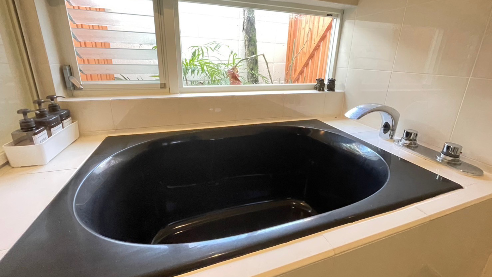 ・【バスルーム】広々としたバスタブで体の芯まで温まり、心も体もゆったりとリラックス