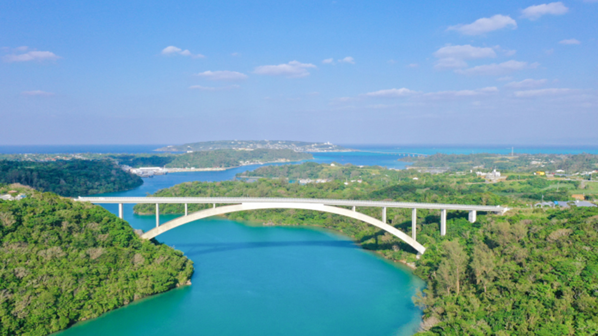 ・【ワルミ大橋】今帰仁村天底と屋我地島を結ぶアーチ橋。ダイナミックな景観をお楽しみいただけます