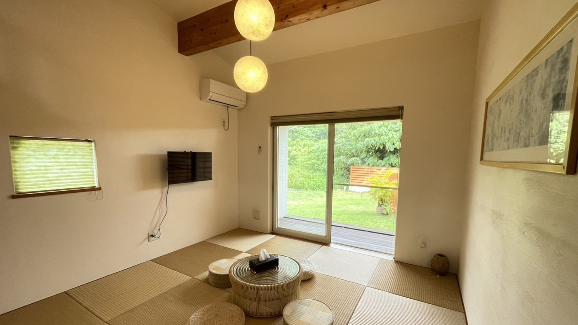 ・【ブーゲン棟・和室】琉球畳の美しい織り目と落ち着いたデザインが、上品で心安らぐひとときを演出します