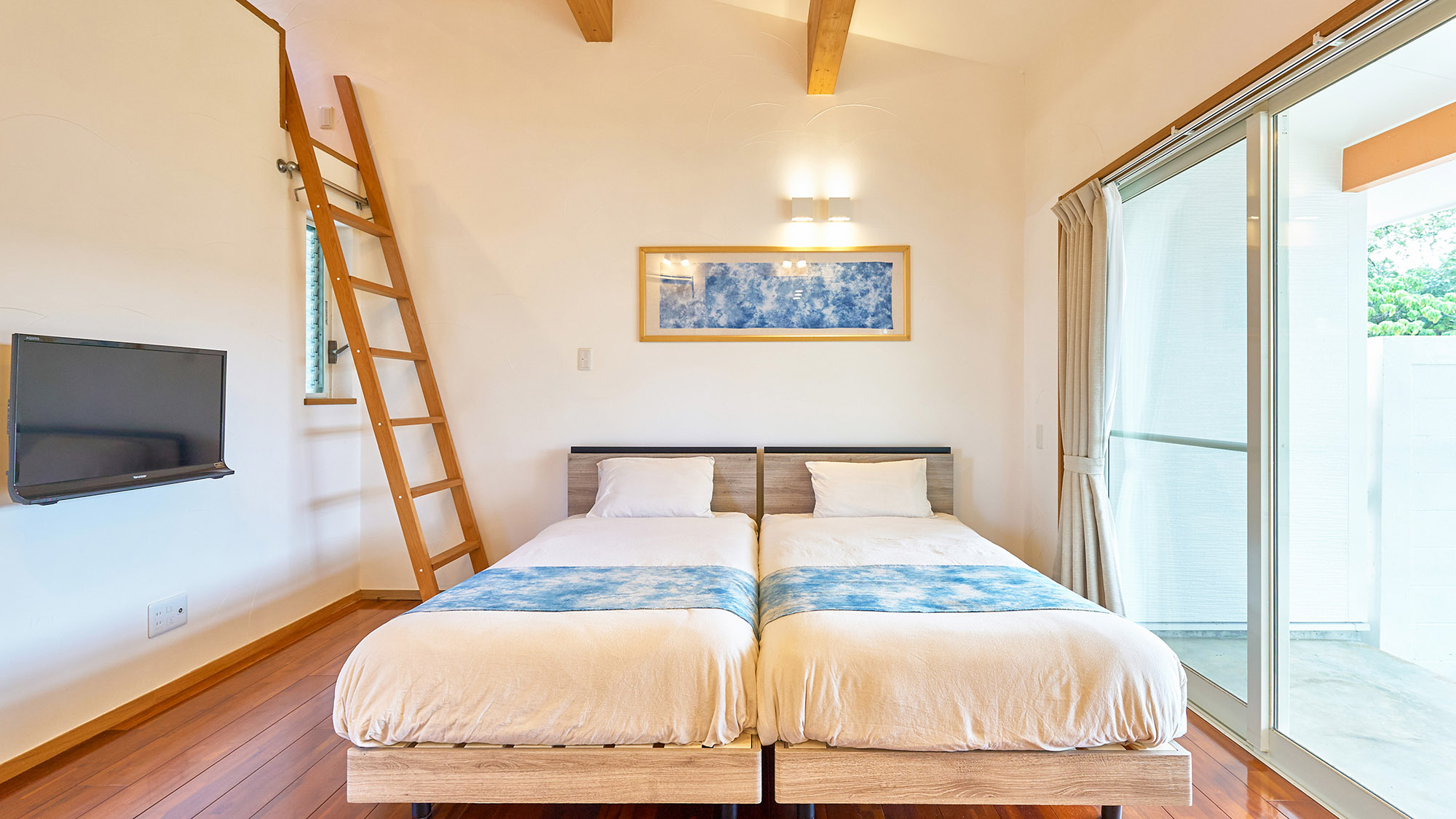 ・【デイゴ棟・洋室】テレビを設置しているので、ベッドでゆっくりとテレビ鑑賞もできます