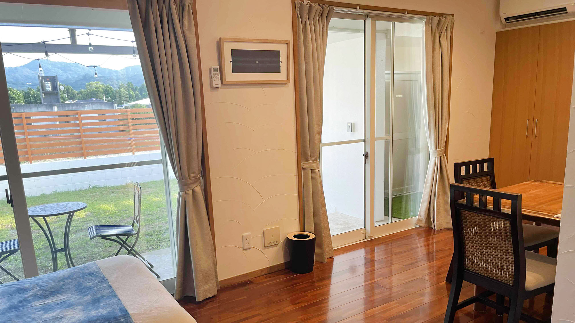 ・【デイゴ棟・洋室】2名様用のダイニングテーブルもあり、ゆったりとした造りになっています