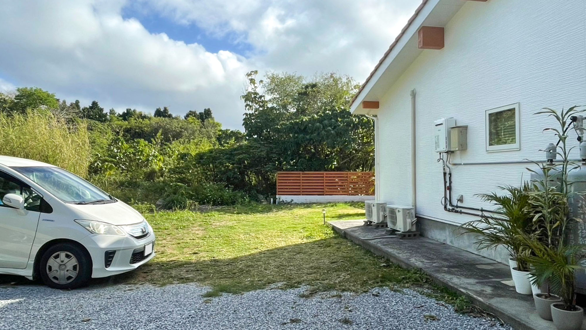 ・【駐車場】敷地内に車を停めていただけます（3台　無料　予約不要）